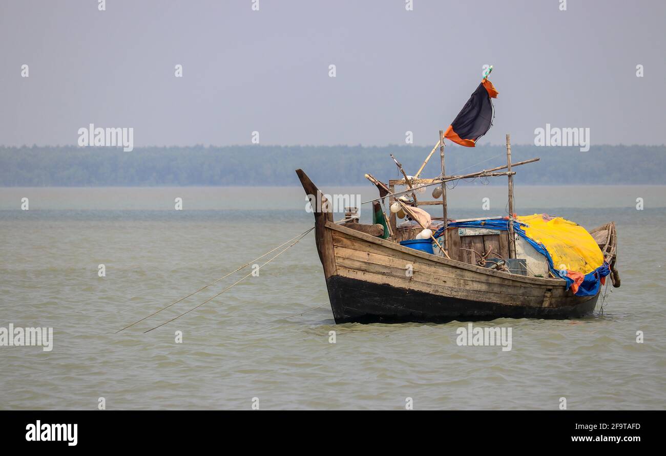 Rangabali, Patuakhali, Bangladesh - 3/25/2017 : bateau à voile flottant au milieu du fleuve Tentulia Banque D'Images