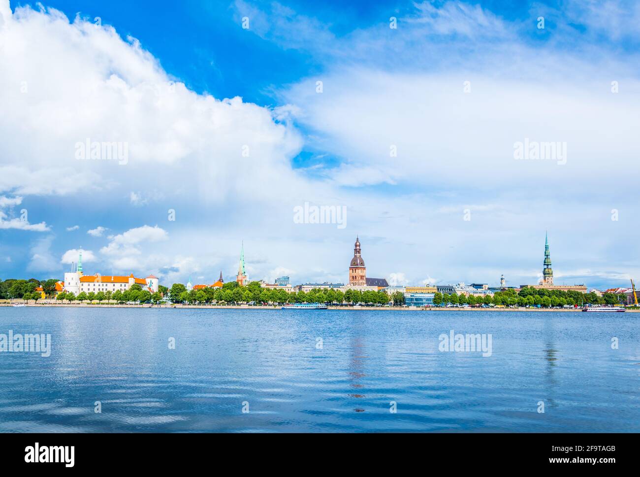 Panorama de riga incluant le château de Riga, la cathédrale, les églises Saint-Pierre et Saint-Jacques, la Lettonie. Banque D'Images