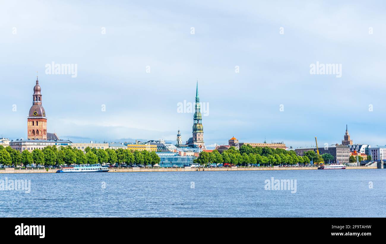 La vieille ville de riga, y compris l'église saint peters et le bâtiment de l'académie des sciences, vue sur le fleuve daugava, Lettonie. Banque D'Images