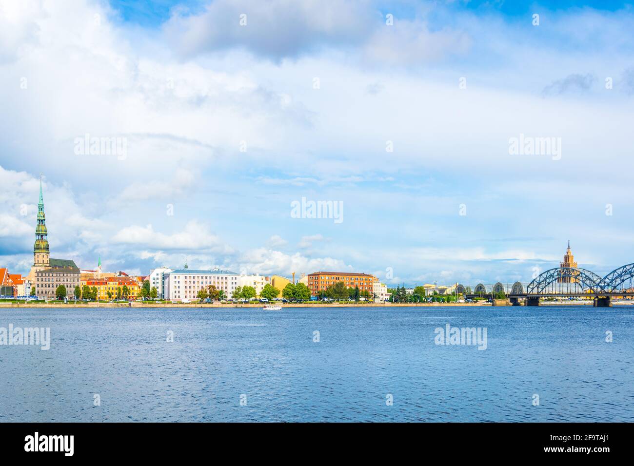 Panorama de riga incluant l'église saint peters, les hangars de zeppelin et l'académie des sciences Banque D'Images