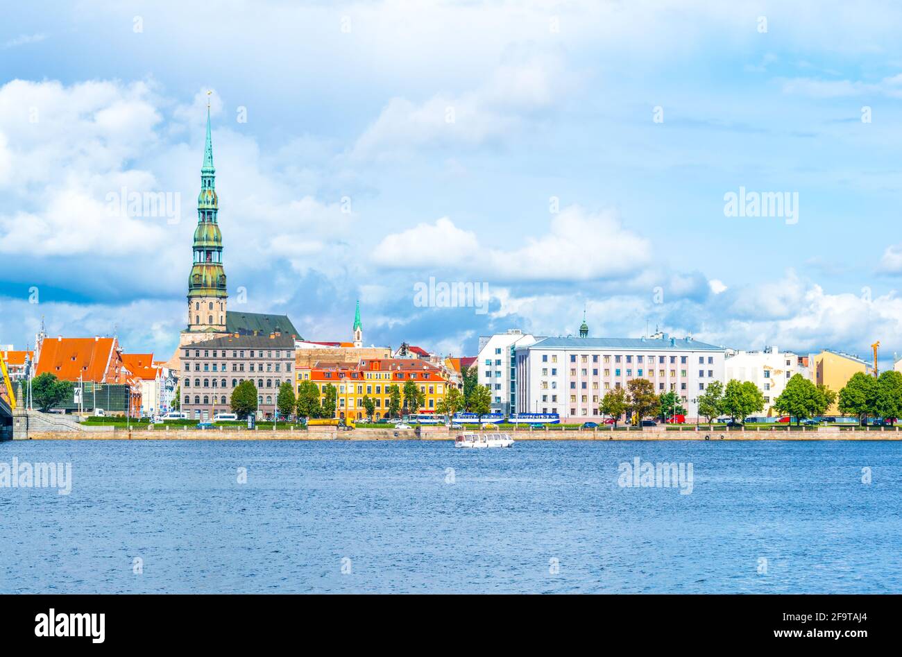 La vieille ville de riga, y compris l'église saint peters vue sur le fleuve daugava, Lettonie. Banque D'Images
