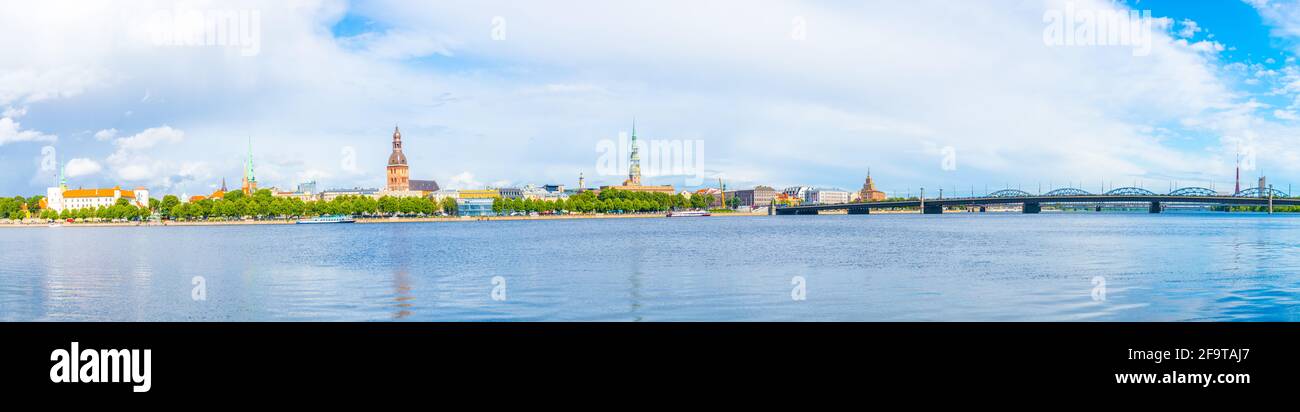 Panorama de riga incluant le château de Riga, la cathédrale, les églises Saint-Pierre et Saint-Jacques, la Lettonie. Banque D'Images