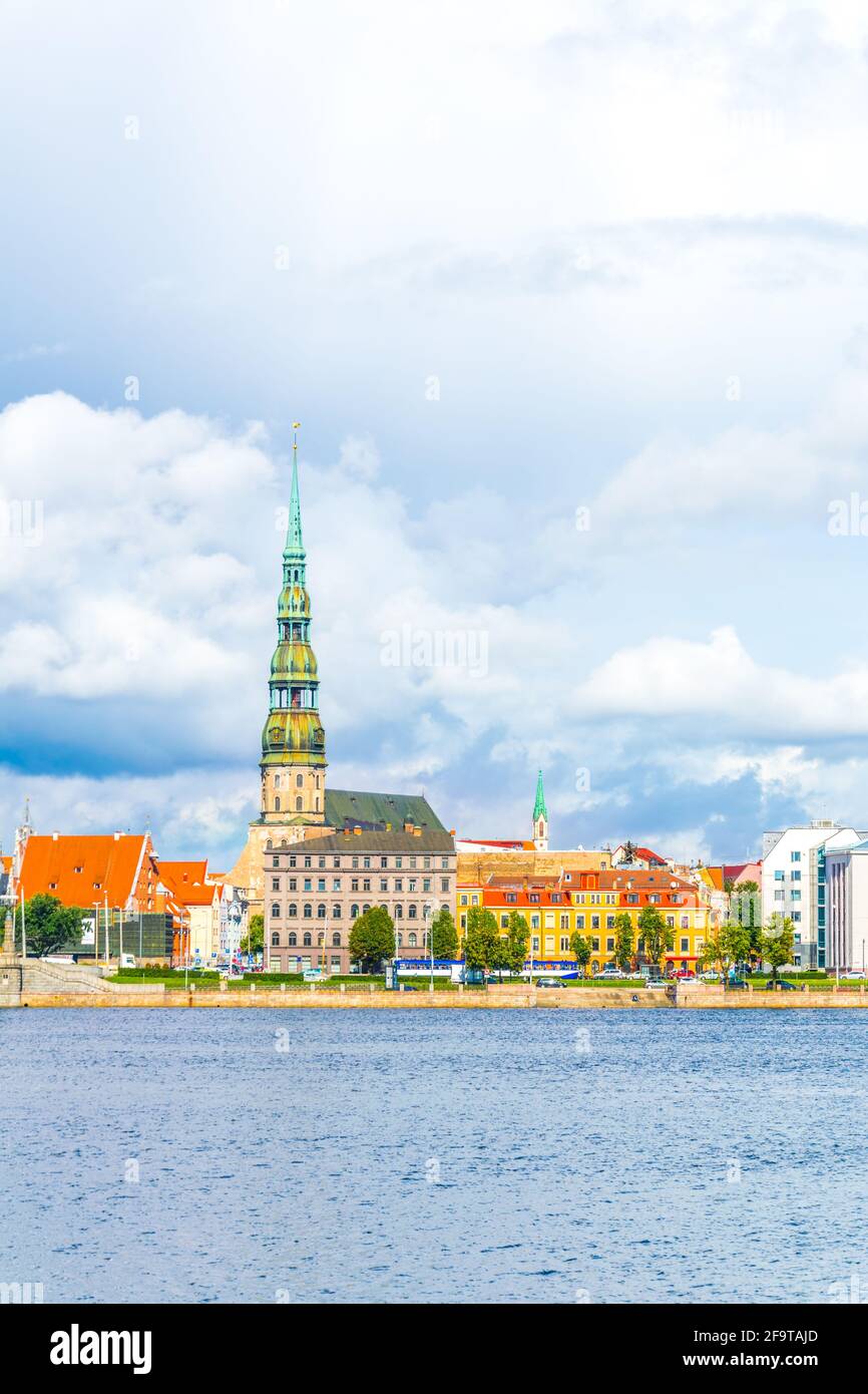La vieille ville de riga, y compris l'église saint peters vue sur le fleuve daugava, Lettonie. Banque D'Images