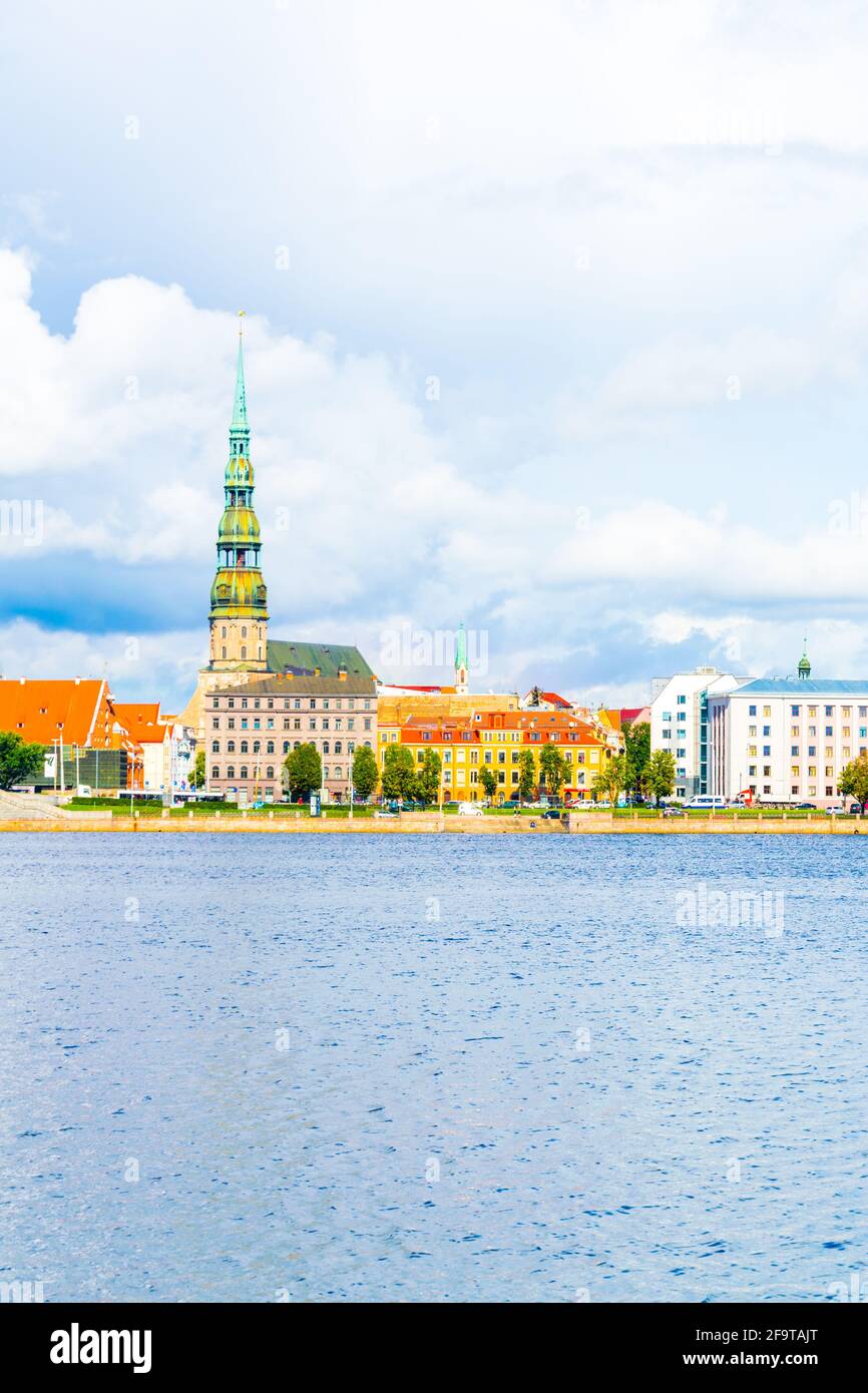 La vieille ville de riga, y compris l'église saint peters vue sur le fleuve daugava, Lettonie. Banque D'Images