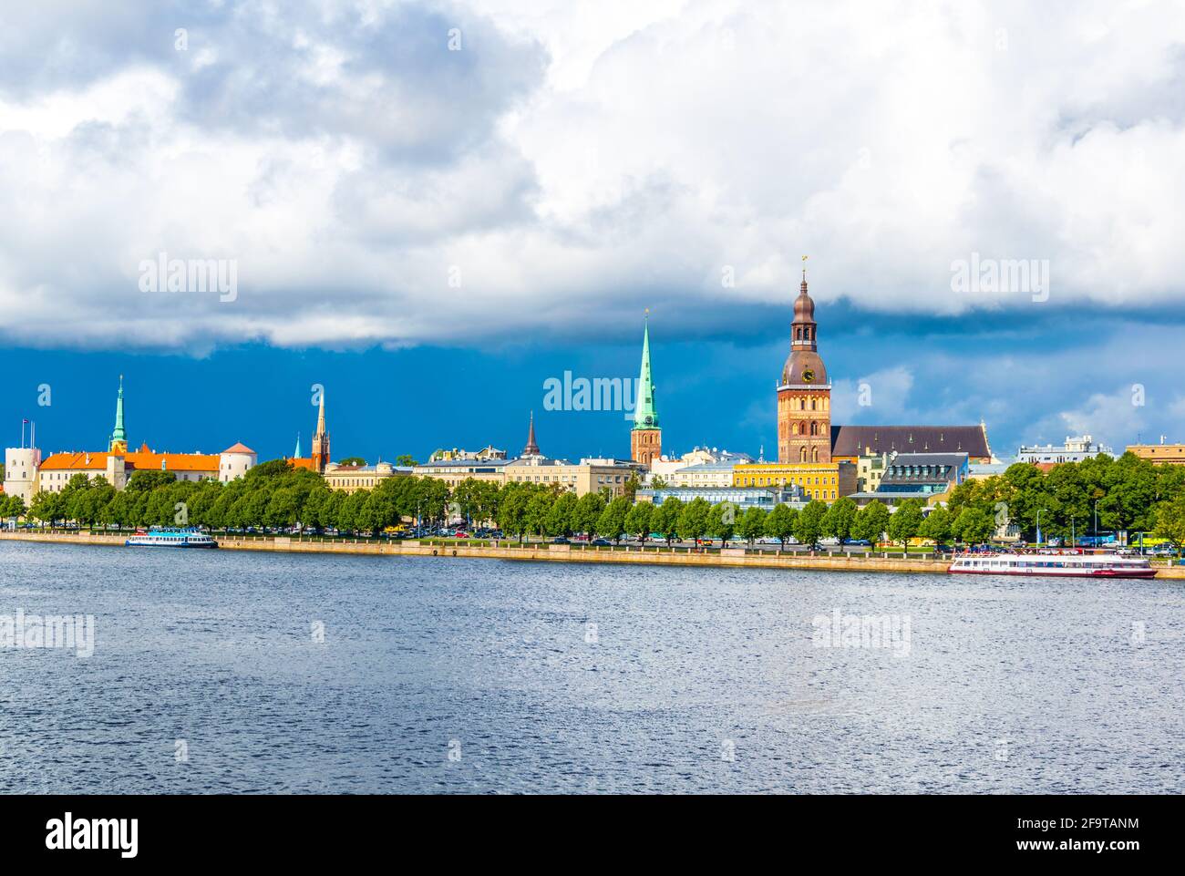 Panorama de riga incluant le château de Riga, la cathédrale et l'église Saint-Pierre, Lettonie. Banque D'Images