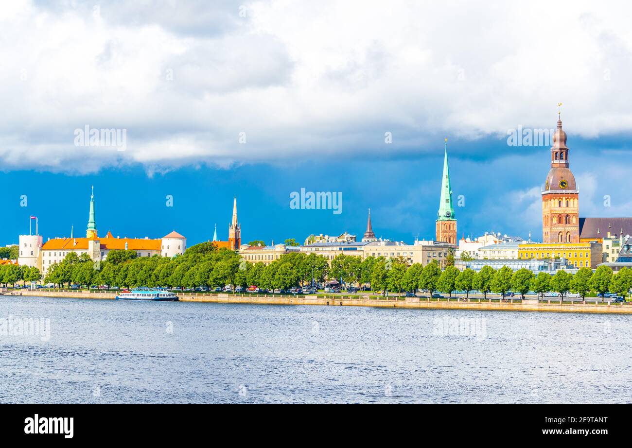 Panorama de riga incluant le château de Riga, la cathédrale et l'église Saint-Pierre, Lettonie. Banque D'Images