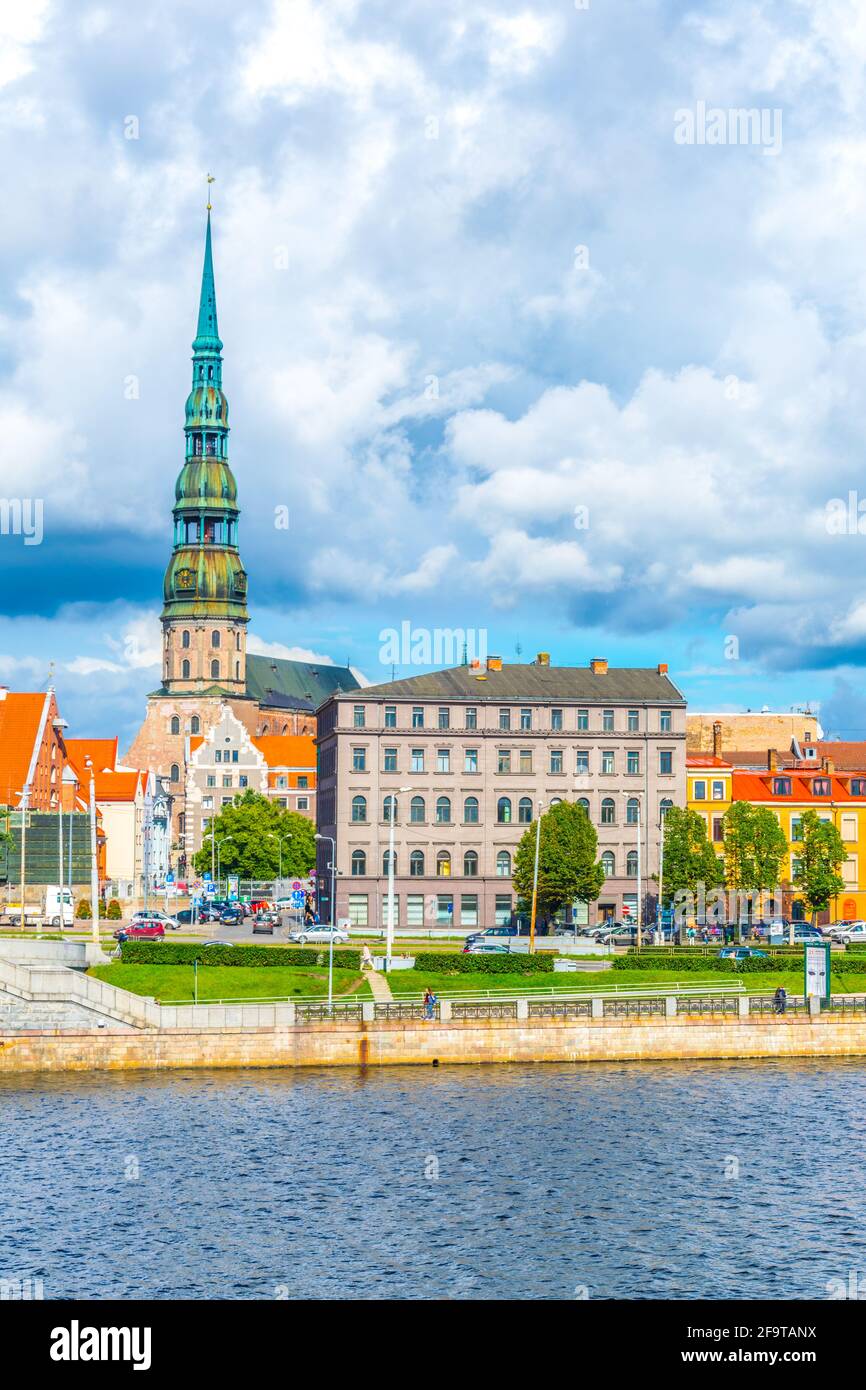 La vieille ville de riga, y compris l'église saint peters vue sur le fleuve daugava, Lettonie. Banque D'Images