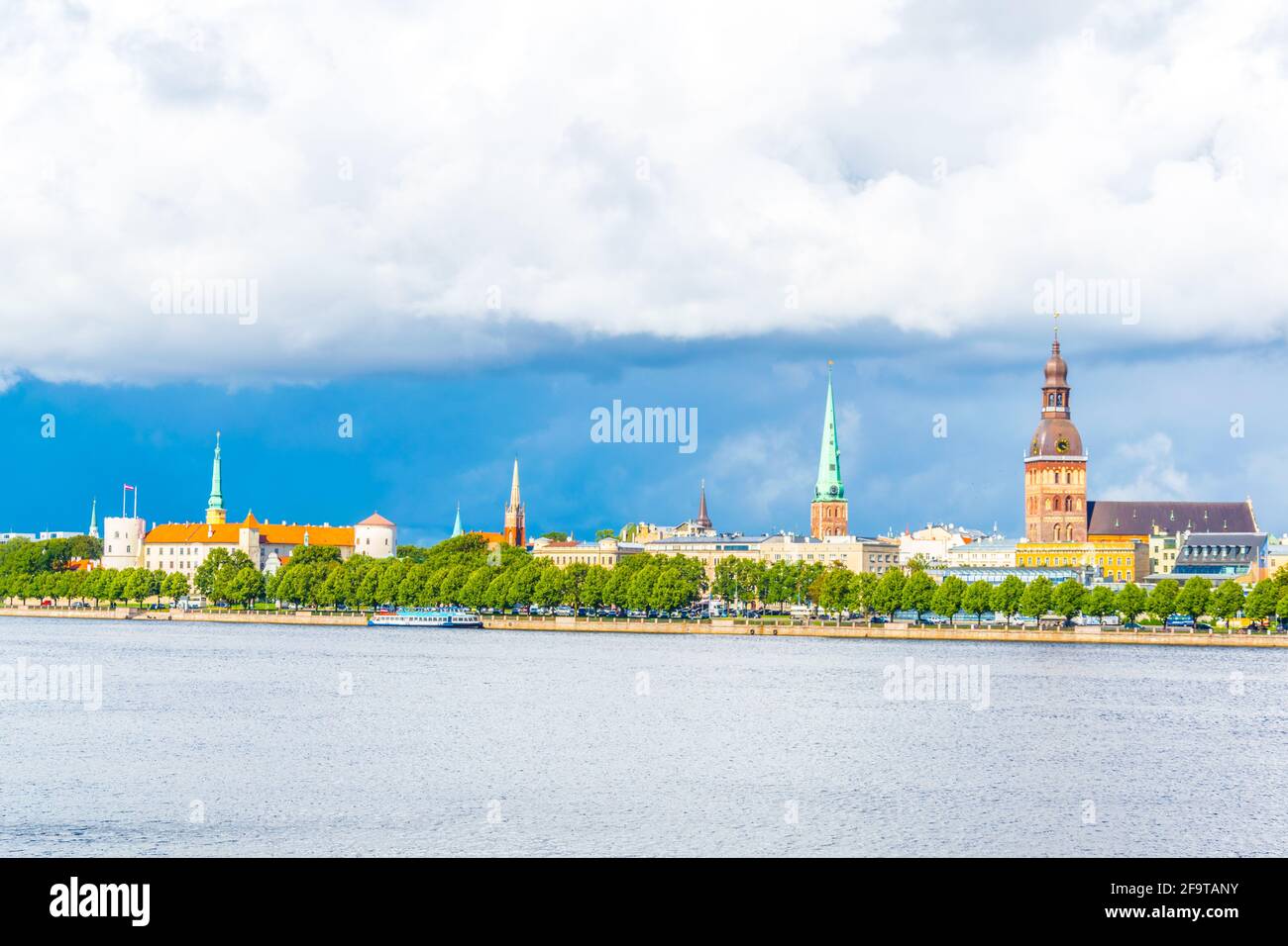Panorama de riga incluant le château de Riga, la cathédrale et l'église Saint-Pierre, Lettonie. Banque D'Images