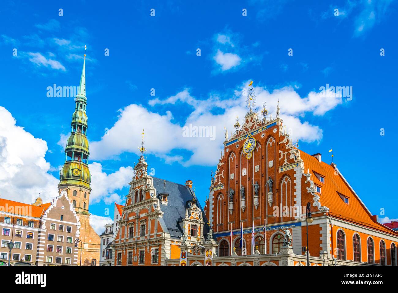 Place Ratslaukums avec église St Peters et Maison des Blackheads dans la vieille ville de Riga en Lettonie. Banque D'Images