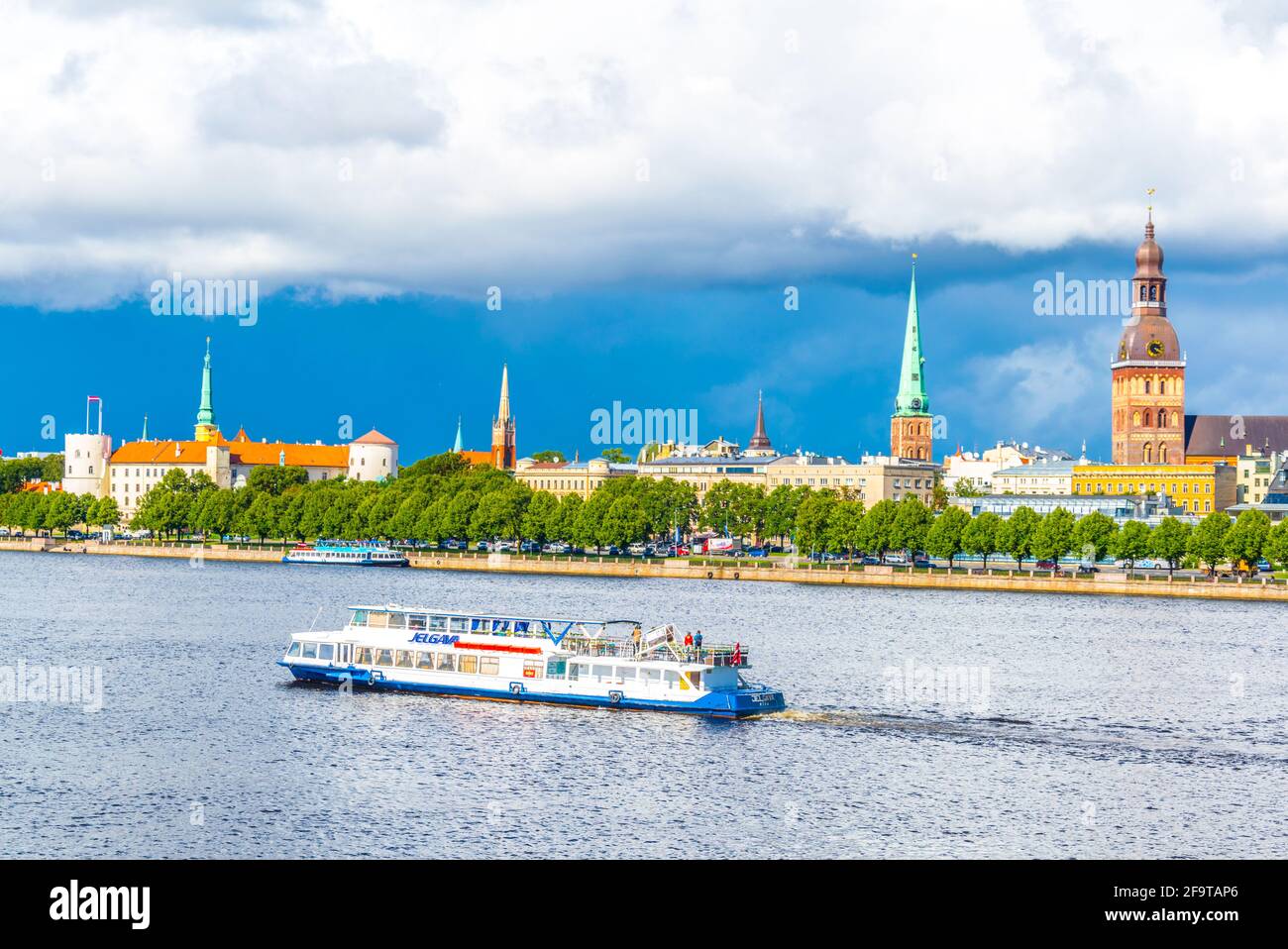 Panorama de riga incluant le château de Riga, la cathédrale et l'église Saint-Pierre, Lettonie. Banque D'Images