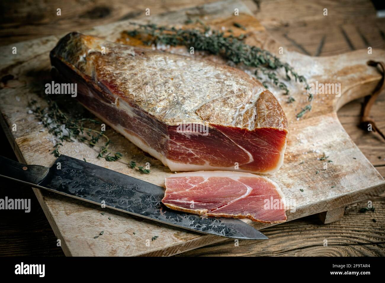 jamon et couteau sur planche en bois Banque D'Images