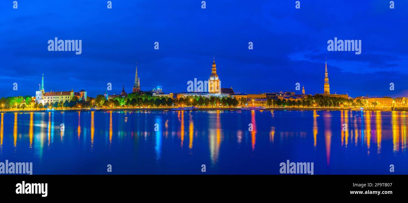 Panorama de riga incluant le château de Riga, la cathédrale, les églises Saint-Pierre et Saint-Jacques prises au coucher du soleil, Lettonie. Banque D'Images