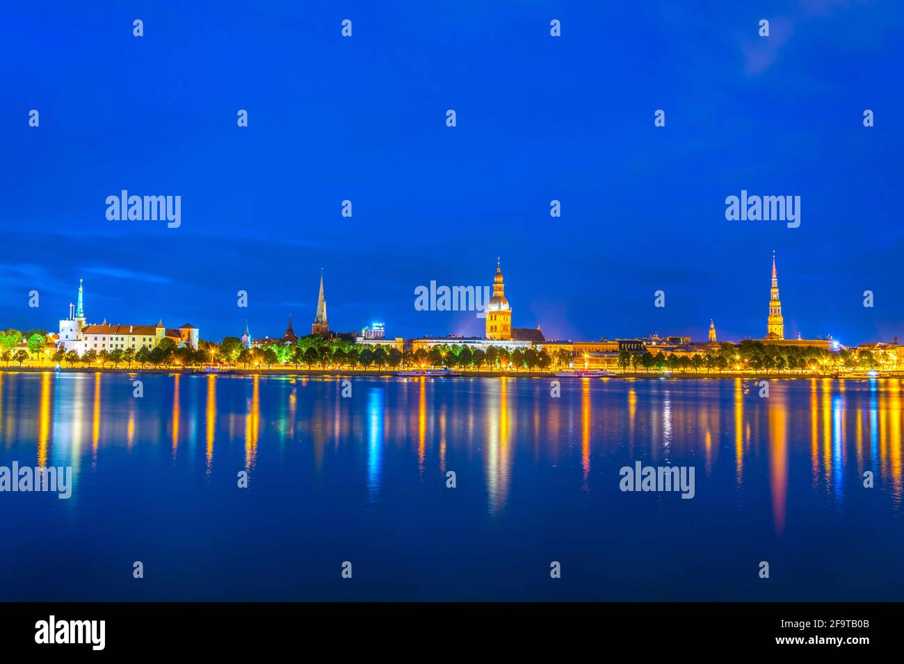 Panorama de riga incluant le château de Riga, la cathédrale, les églises Saint-Pierre et Saint-Jacques prises au coucher du soleil, Lettonie. Banque D'Images