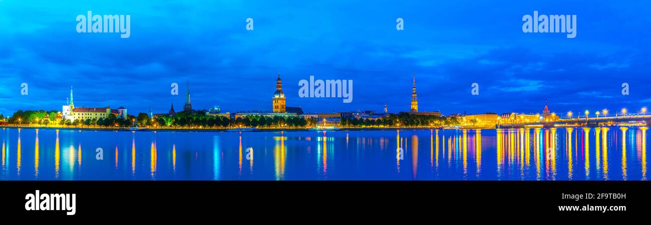Panorama de riga incluant le château de Riga, la cathédrale, les églises Saint-Pierre et Saint-Jacques prises au coucher du soleil, Lettonie. Banque D'Images