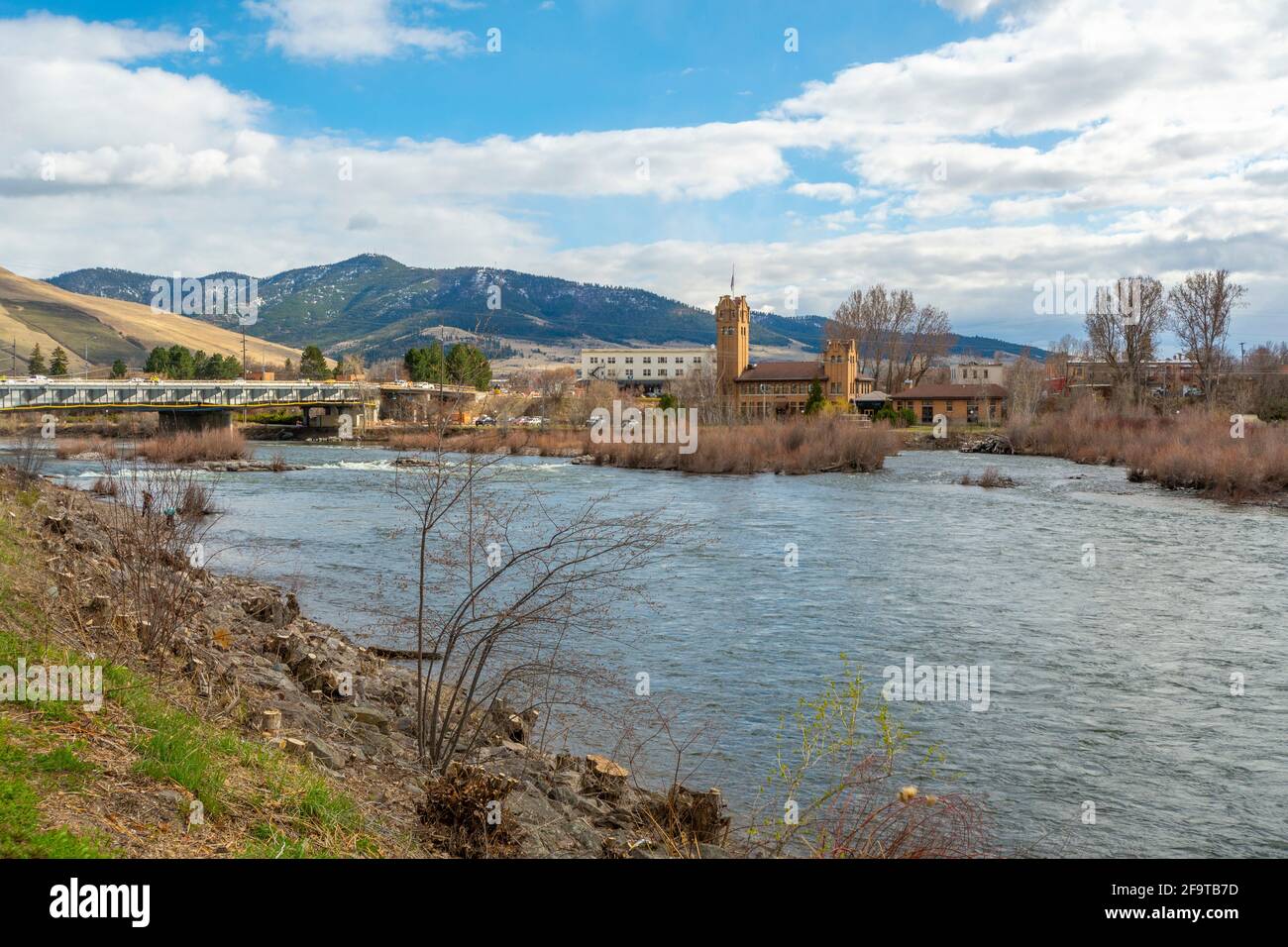 Vue sur le centre-ville, les collines et la rivière Clark Fork dans la ville de montagne de Missoula, Montana, États-Unis, au début du printemps. Banque D'Images