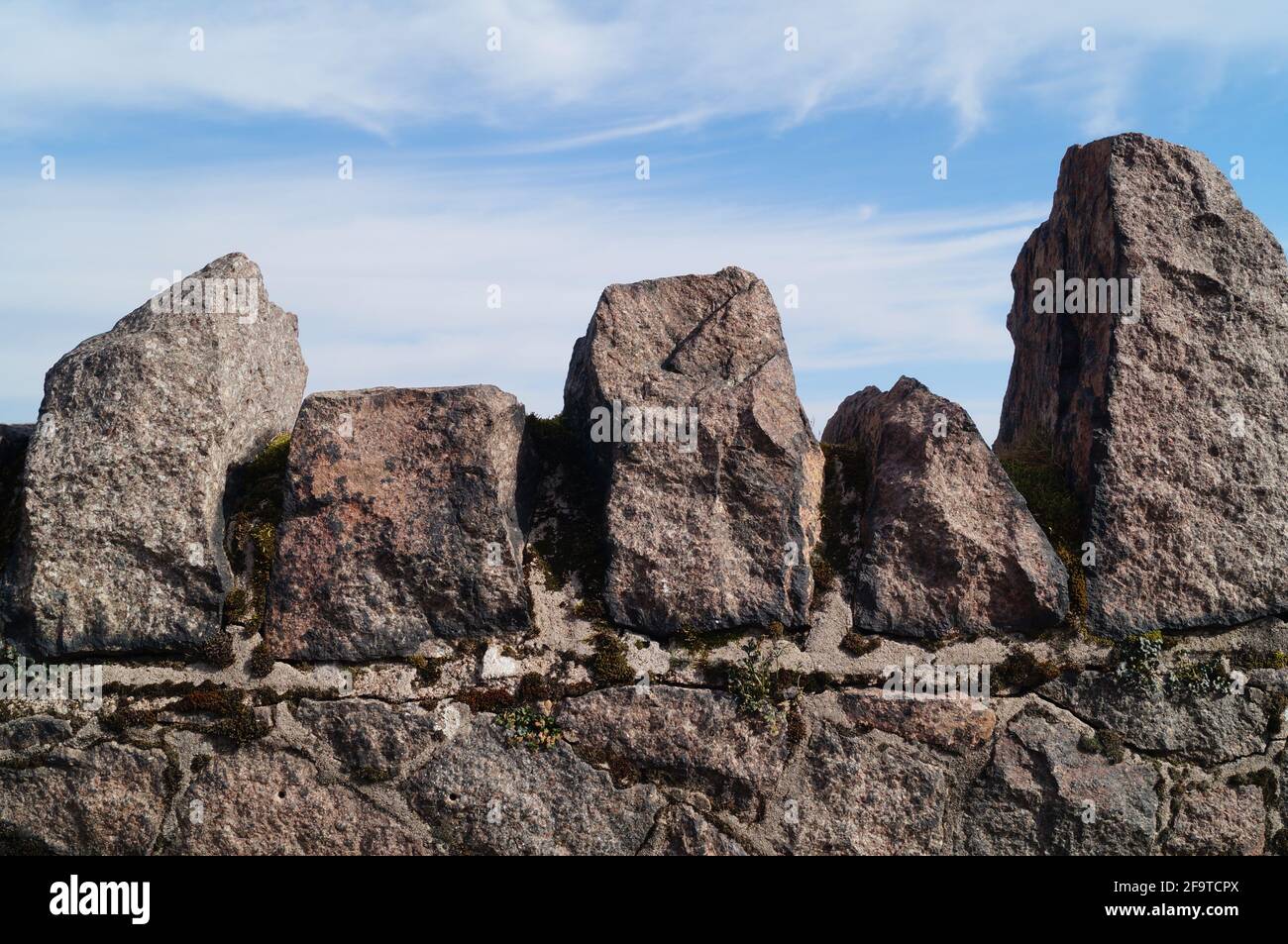 Mur de pierre rochers devant le ciel bleu avec des nuages Banque D'Images