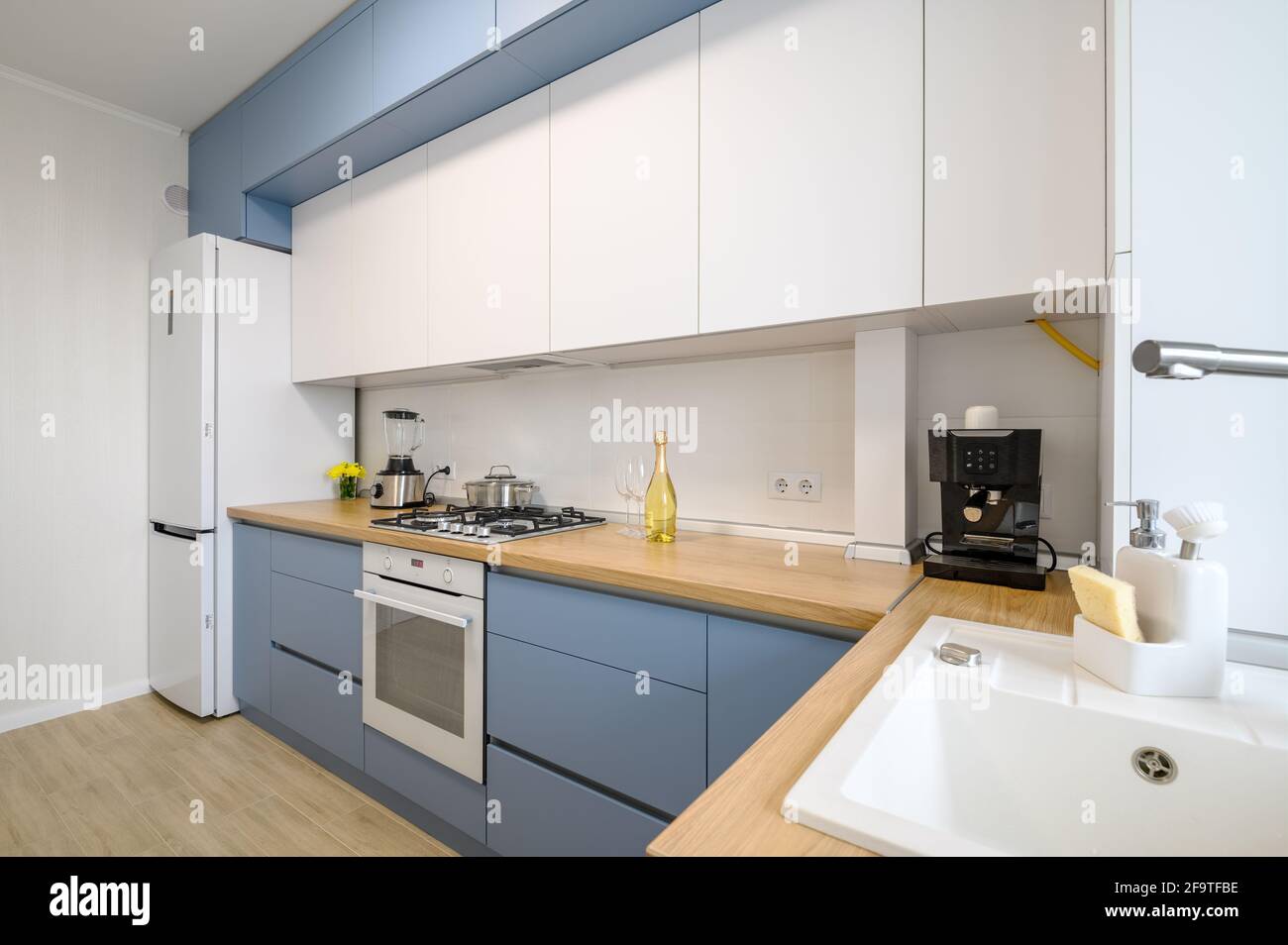 Mobilier moderne bleu sarcelle intérieur de la cuisine Banque D'Images