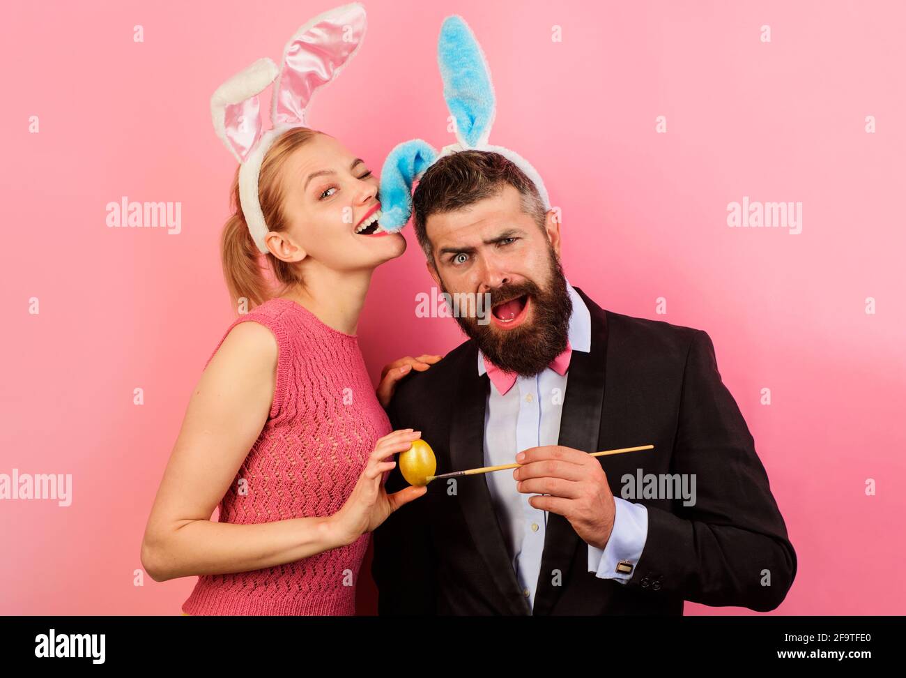 Pâques en famille. Couple de lapins peignant un œuf. Vacances de printemps. Banque D'Images