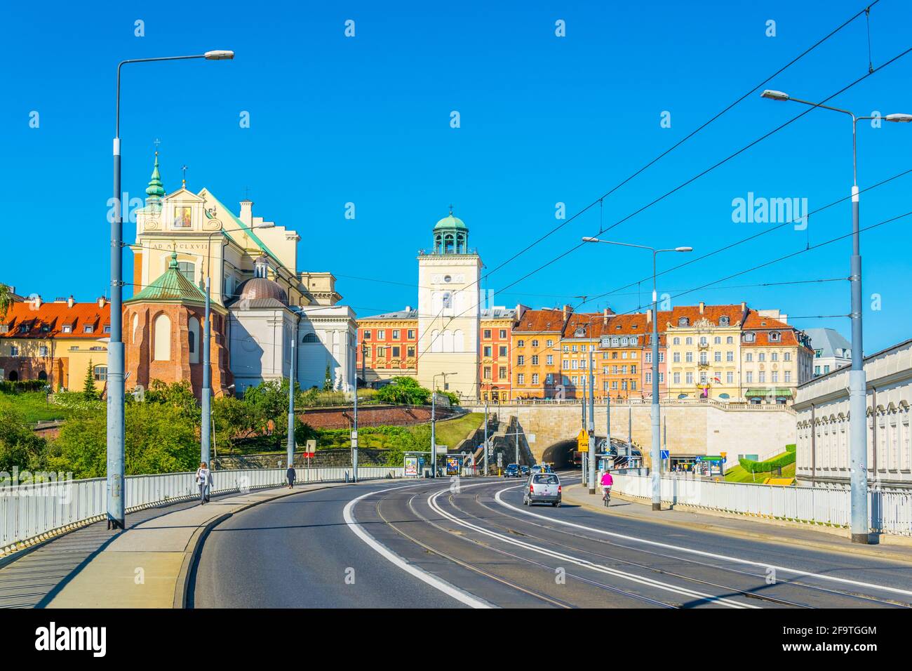 Vue sur l'église saint anna et son clocher distinctif depuis une route qui mène sous le château royal de Varsovie, en Pologne. Banque D'Images