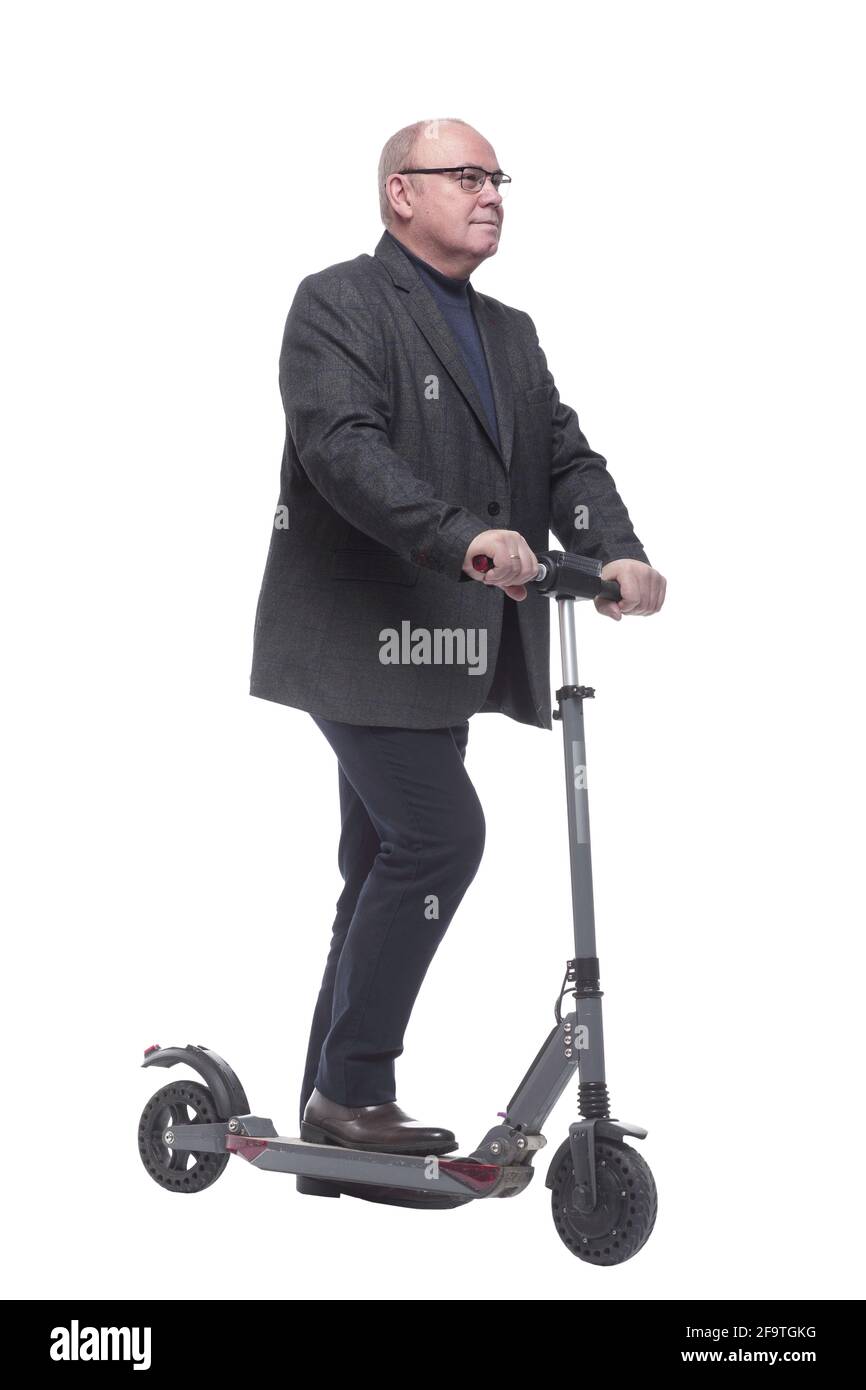 vue latérale . Homme mature avec scooter électrique regardant vers l'avant Banque D'Images