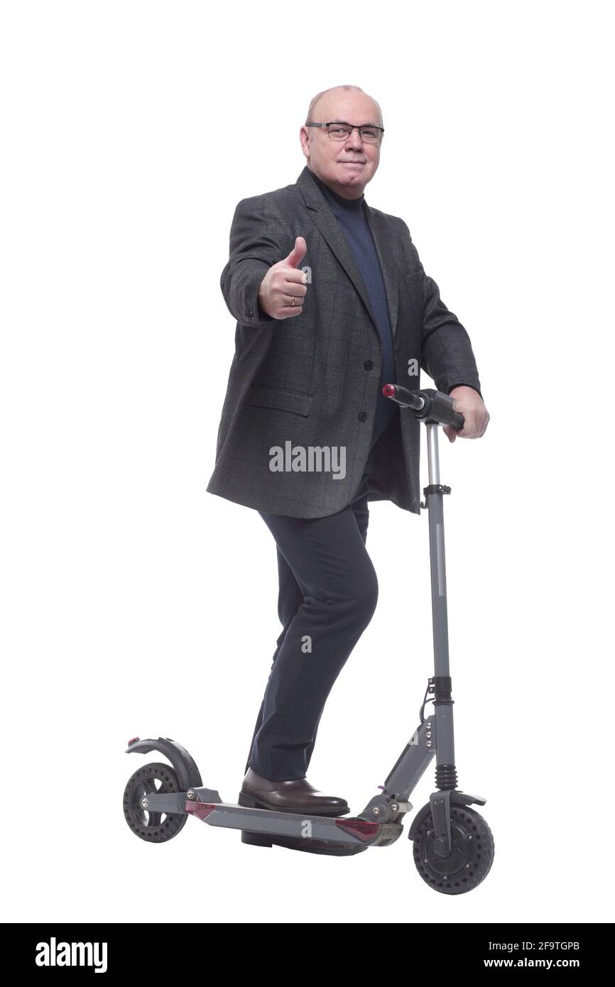 vue latérale . Homme mature avec scooter électrique regardant vers l'avant Banque D'Images