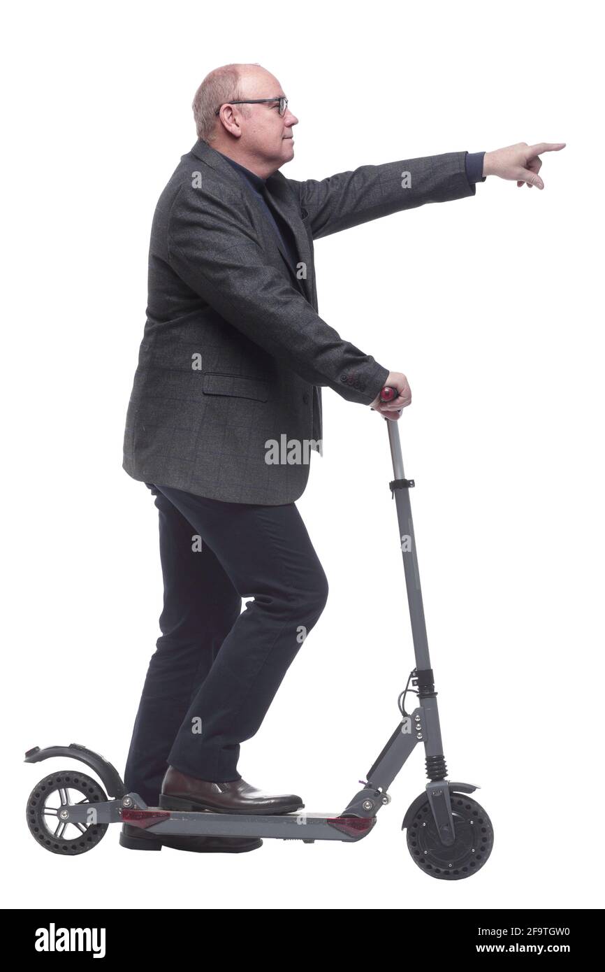 vue latérale . Homme mature avec scooter électrique regardant vers l'avant Banque D'Images