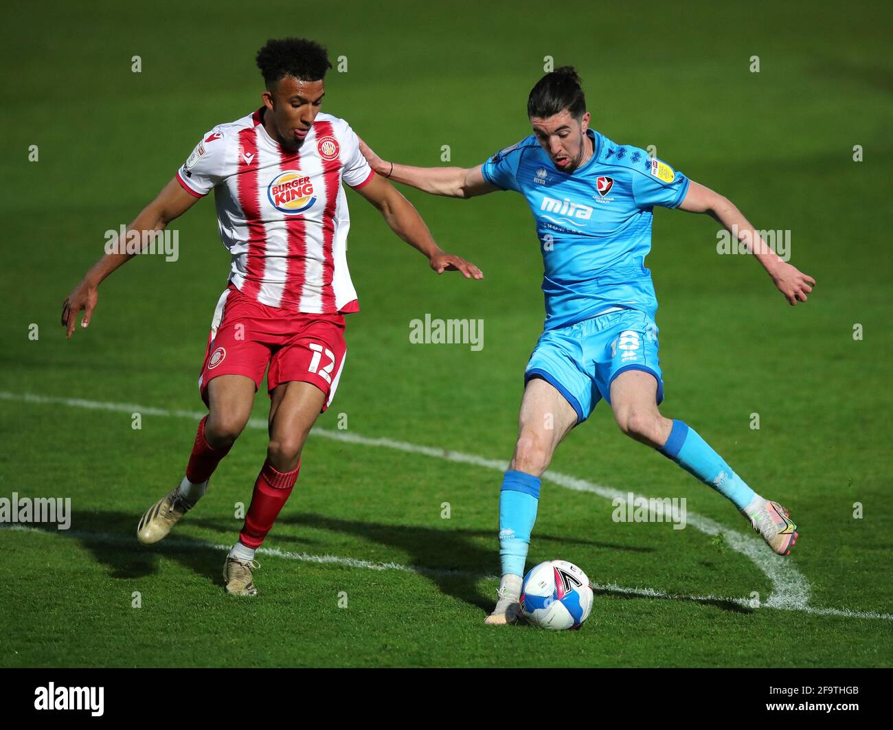 Remeao Hutton (à gauche) de Stevenage et Finn Azaz de Cheltenham Town se battent pour le ballon lors du match de la Sky Bet League Two au stade Lamex, Stevenage. Date de la photo: Mardi 20 avril 2021. Banque D'Images