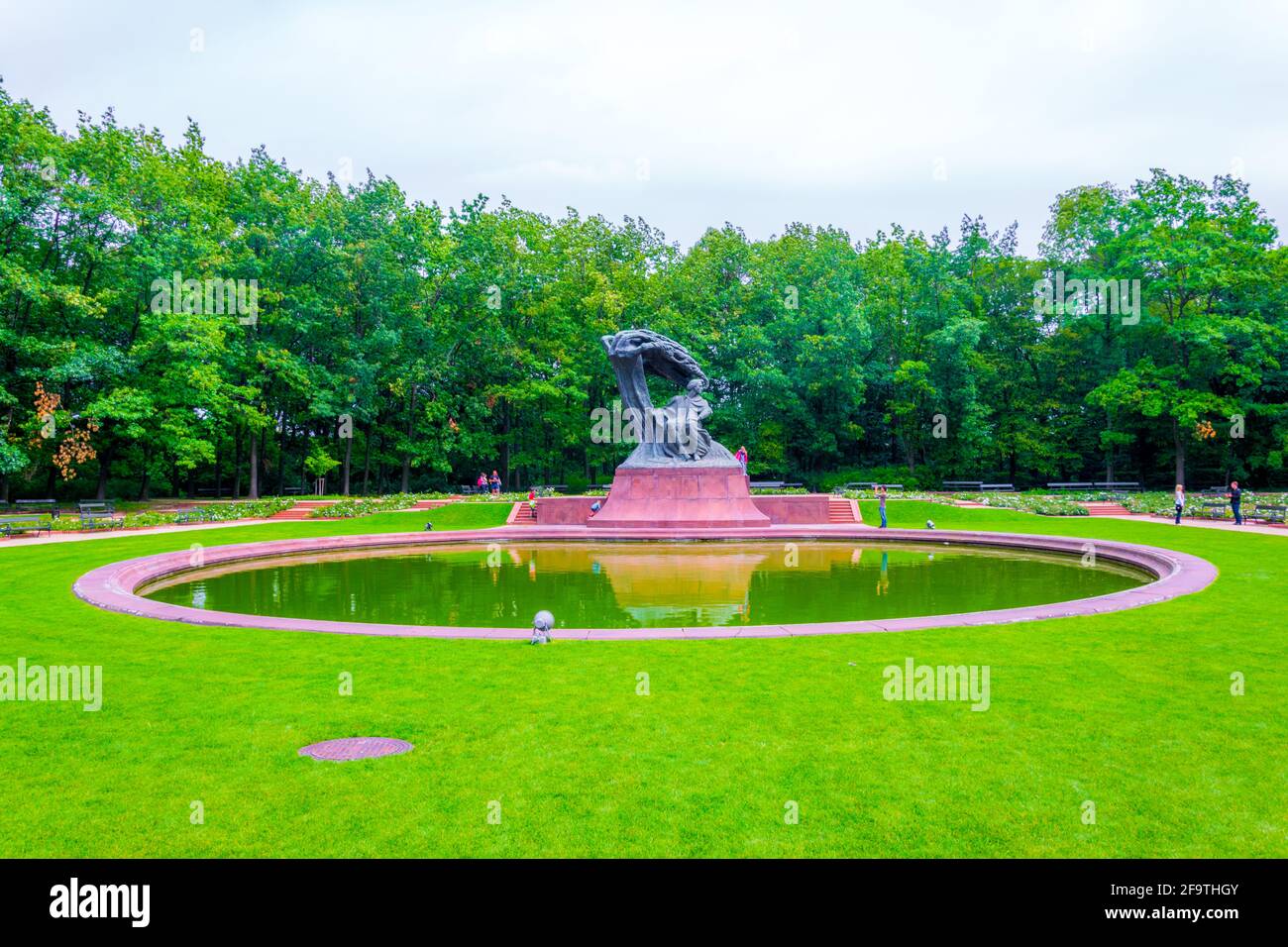 Statue de bronze de Fryderyk Chopin par Waclaw Szymanowski en Royal Parc Lazienki (Lazienki Królewskie) Varsovie Banque D'Images