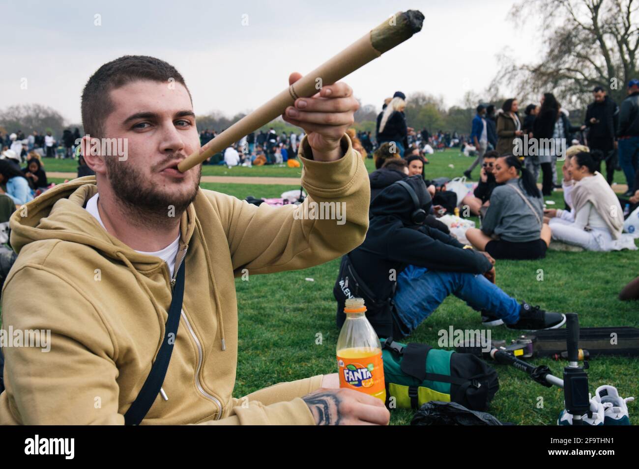 Londres, Royaume-Uni 4 avril 2021 des milliers de personnes se rassemblent à Hyde Park pour célébrer le « Weed Day » de 4/20 malgré les restrictions de la vile. La journée célèbre l'usage du cannabis et en appelle à la légalisation. Banque D'Images