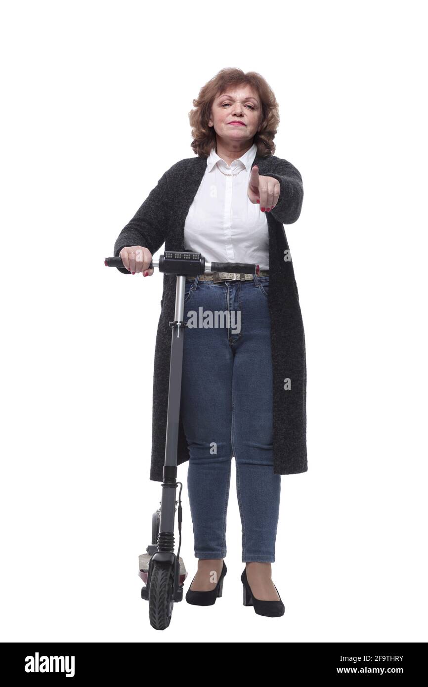 en pleine croissance. femme adulte moderne avec un scooter électrique Banque D'Images