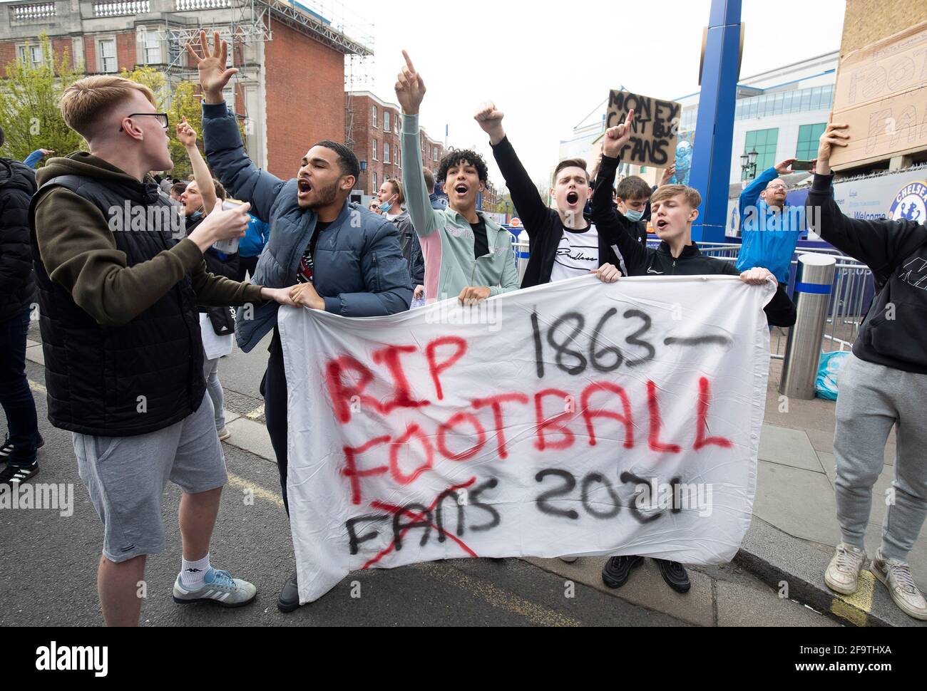 Londres, Royaume-Uni. 20 avril 2021. Les fans protestent devant le stade contre la Super League européenne proposée avant le match entre Chelsea et Brighton au stade Stamford Bridge le 20 avril 2021 à Londres, au Royaume-Uni Banque D'Images