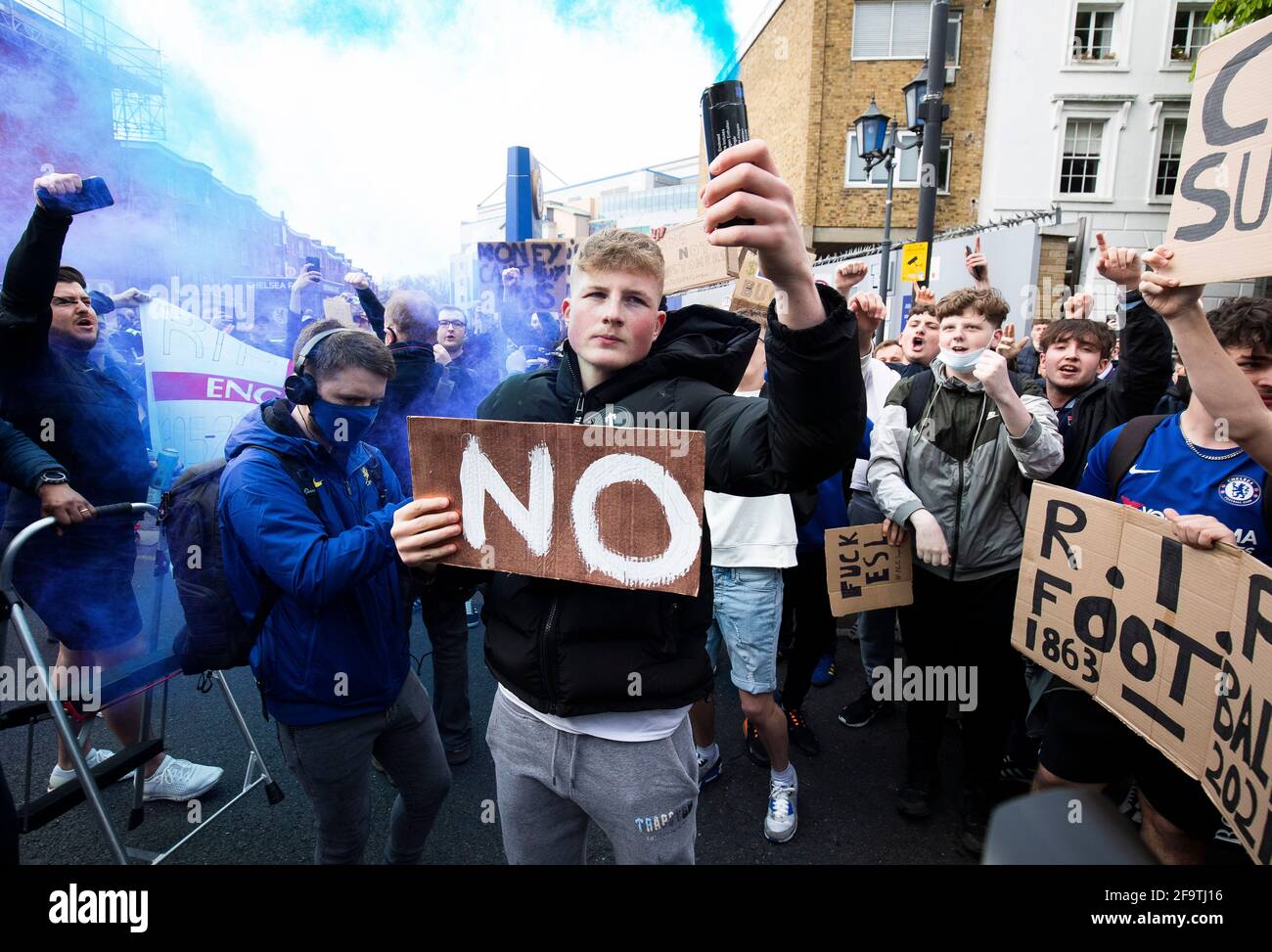 Londres, Royaume-Uni. 20 avril 2021. Les fans protestent devant le stade contre la Super League européenne proposée avant le match entre Chelsea et Brighton au stade Stamford Bridge le 20 avril 2021 à Londres, au Royaume-Uni Banque D'Images