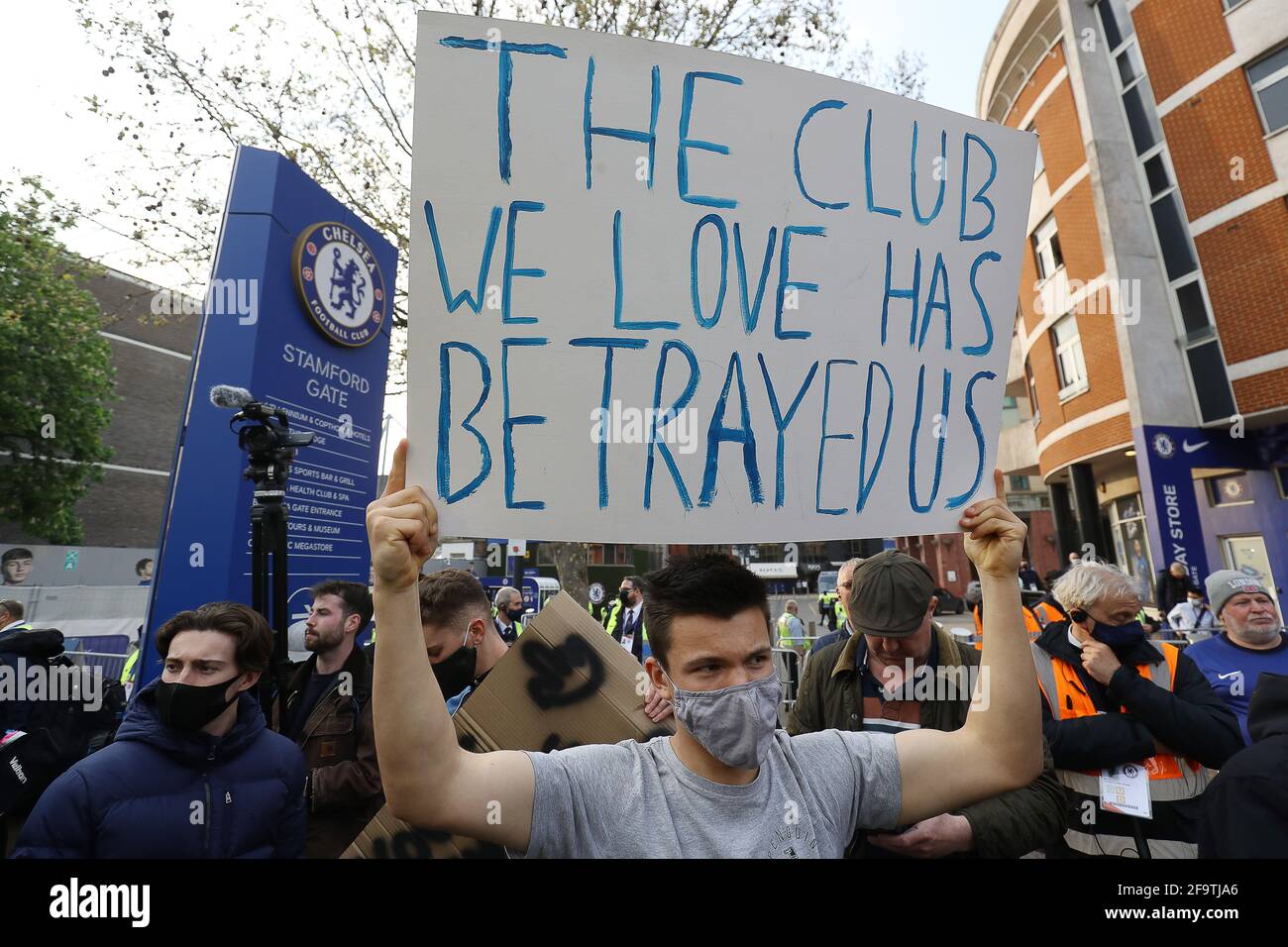 Londres, Royaume-Uni. 20 avril 2021. Les fans protestent devant le stade contre la Super League européenne proposée avant le match entre Chelsea et Brighton au stade Stamford Bridge le 20 avril 2021 à Londres, au Royaume-Uni Banque D'Images