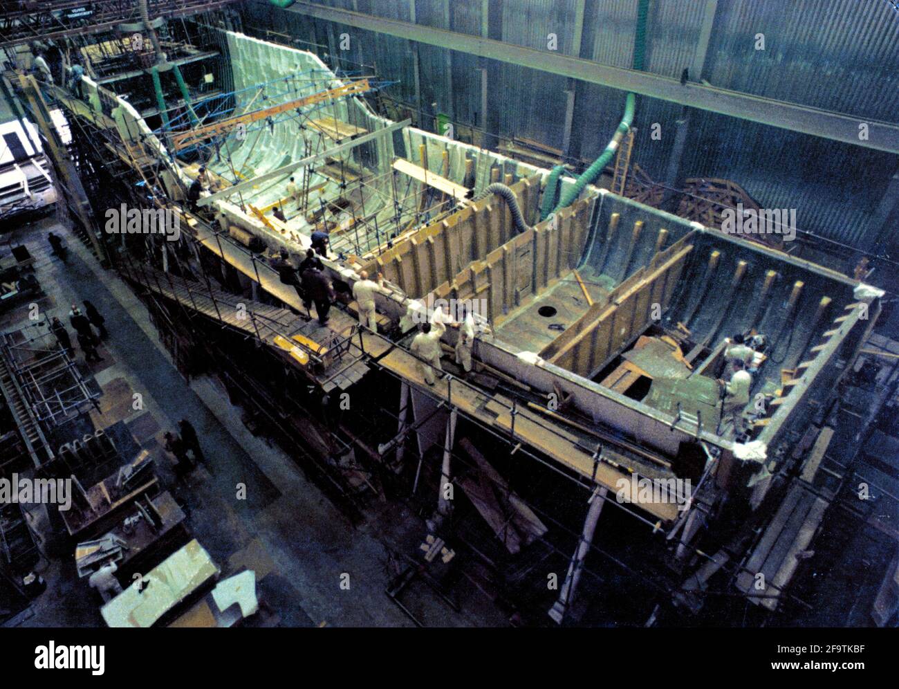 AJAXNETPHOTO. 9 MARS 1971. WOOLSTON, ANGLETERRE. - LE PLUS GRAND NAVIRE DE GUERRE EN PLASTIQUE DU MONDE - HMS WILTON, UN DRAGUEUR DE MINES DE CLASSE "TON" POUR LA ROYAL NAVY EN CONSTRUCTION AU CHANTIER VOSPER THORNYCROFT À WOOLSTON. LA TECHNOLOGIE DE FIBRE DE VERRE VOSPER A OUVERT LA VOIE. LE DERNIER NAVIRE CONSTRUIT SUR LE CHANTIER NAVAL WOOLSTON ÉTAIT LE MIRABELLA V DE 75M, LE PLUS GRAND YACHT MONOPATHE EN FIBRE DE VERRE AU MONDE. PHOTO : JONATHAN EASTLAND/AJAX. RÉF. : CN357113 Banque D'Images