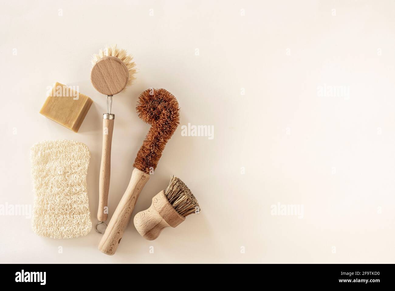 Concept de nettoyage de cuisine zéro déchet. Outils et produits de nettoyage naturels écologiques, brosses en bambou. Pas de plastique, style de vie écologique. Vue de dessus, plan d'appartement. Banque D'Images