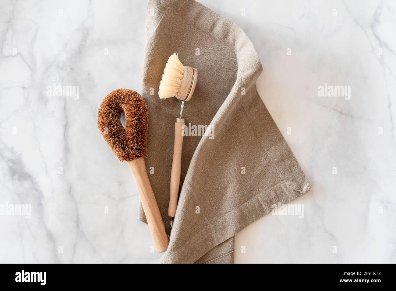 Concept de nettoyage de cuisine zéro déchet. Outils et produits de nettoyage naturels écologiques, brosses en bambou. Pas de plastique, style de vie écologique. Vue de dessus, plan d'appartement. Banque D'Images