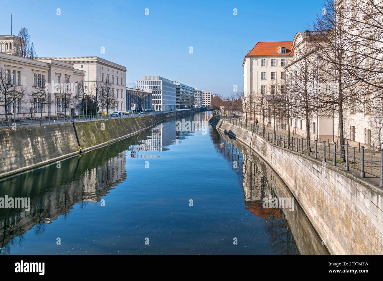 Berlin, Allemagne - 1er mars 2021 : canal de navigation Berlin-Spandau avec le bâtiment de style classicien tardif de Hamburger Bahnhof et le ministère fédéral de l'E Banque D'Images