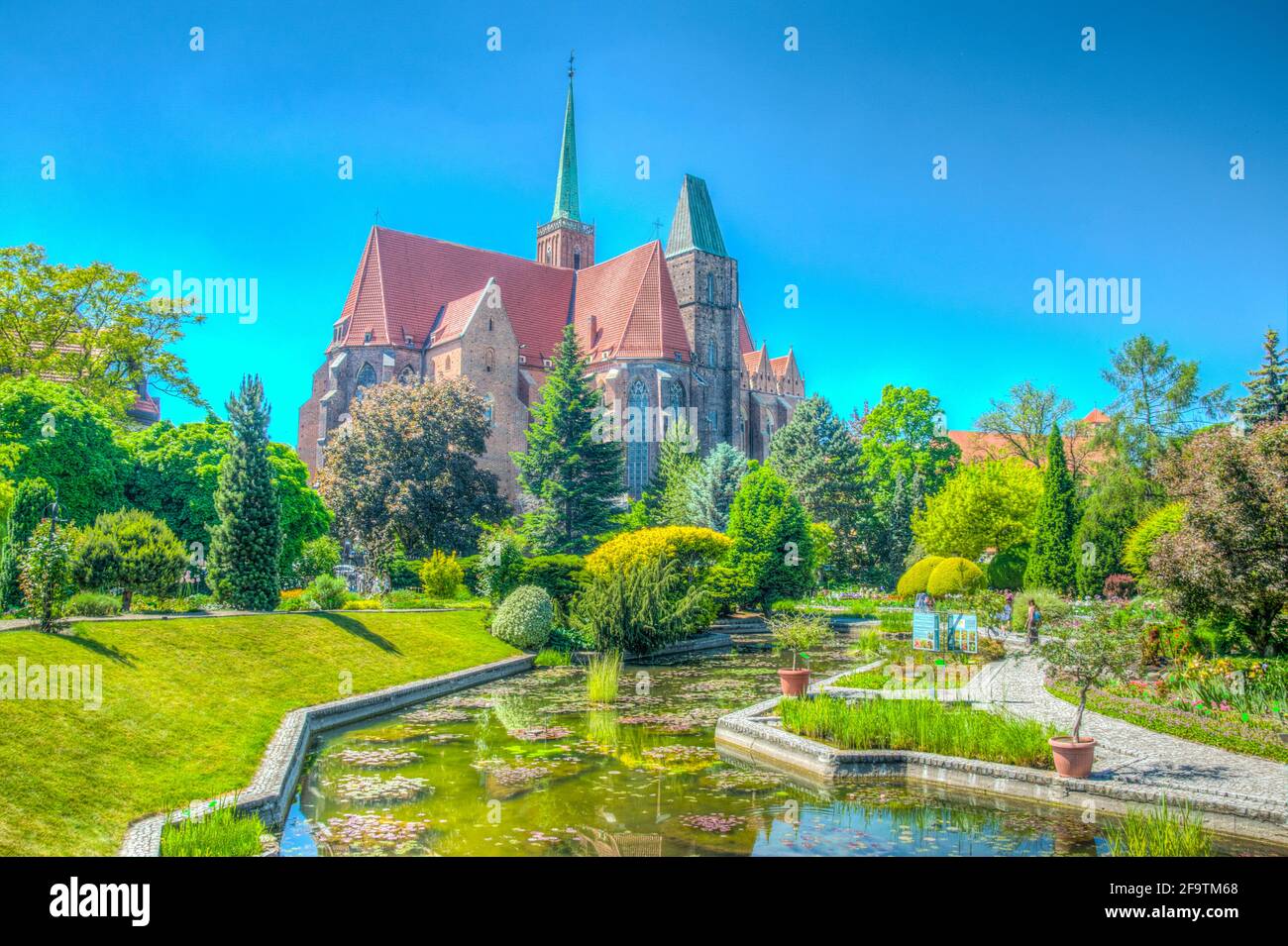 Église de la Sainte-Croix et Saint-Bartholomée vues depuis le jardin botanique de l'université à Wroclaw, en Pologne Banque D'Images