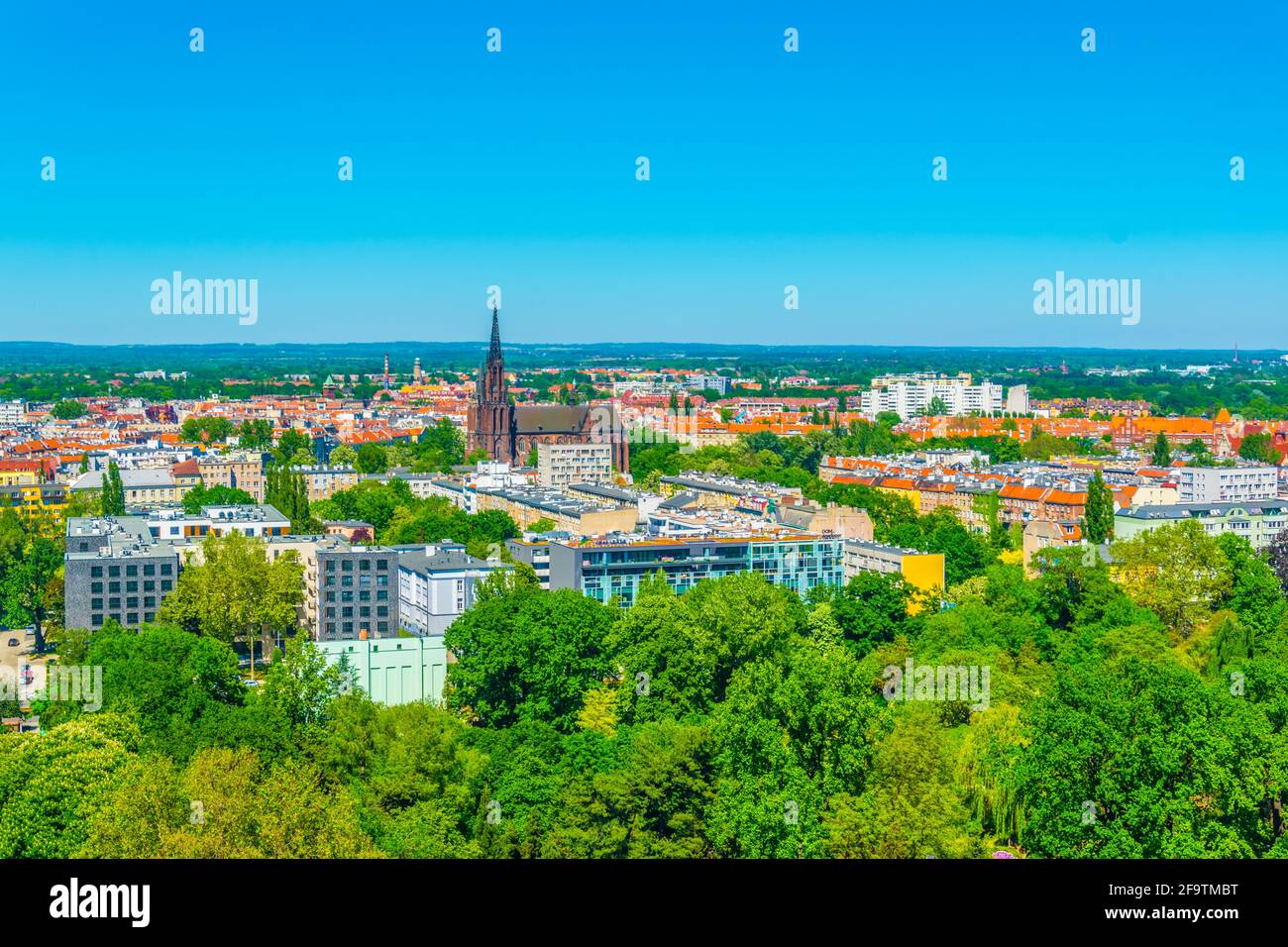 Vue aérienne de Wroclaw incluant le jardin botanique universitaire et l'église de l'archange Michael, Pologne Banque D'Images