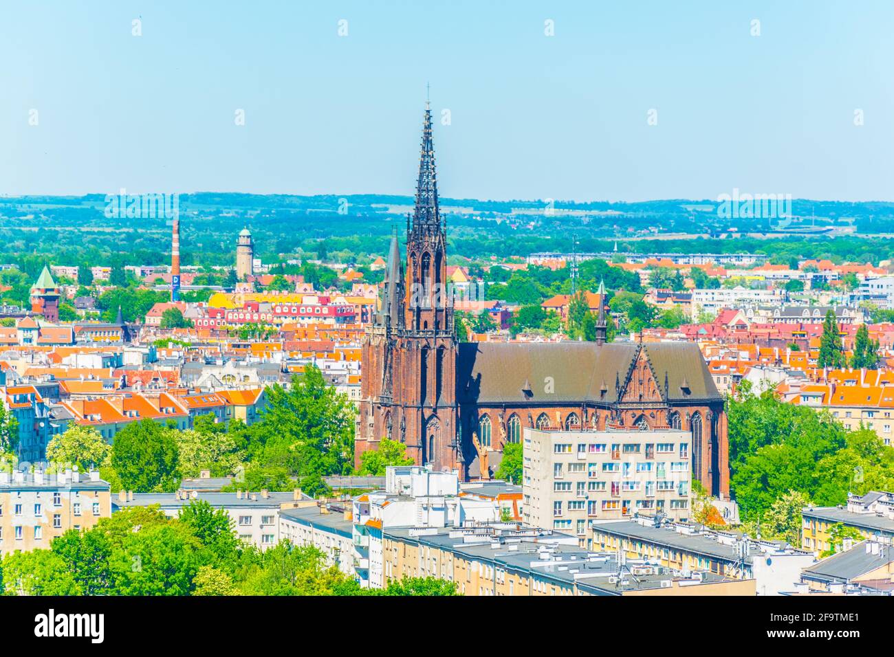 Vue aérienne de Wroclaw incluant le jardin botanique universitaire et l'église de l'archange Michael, Pologne Banque D'Images