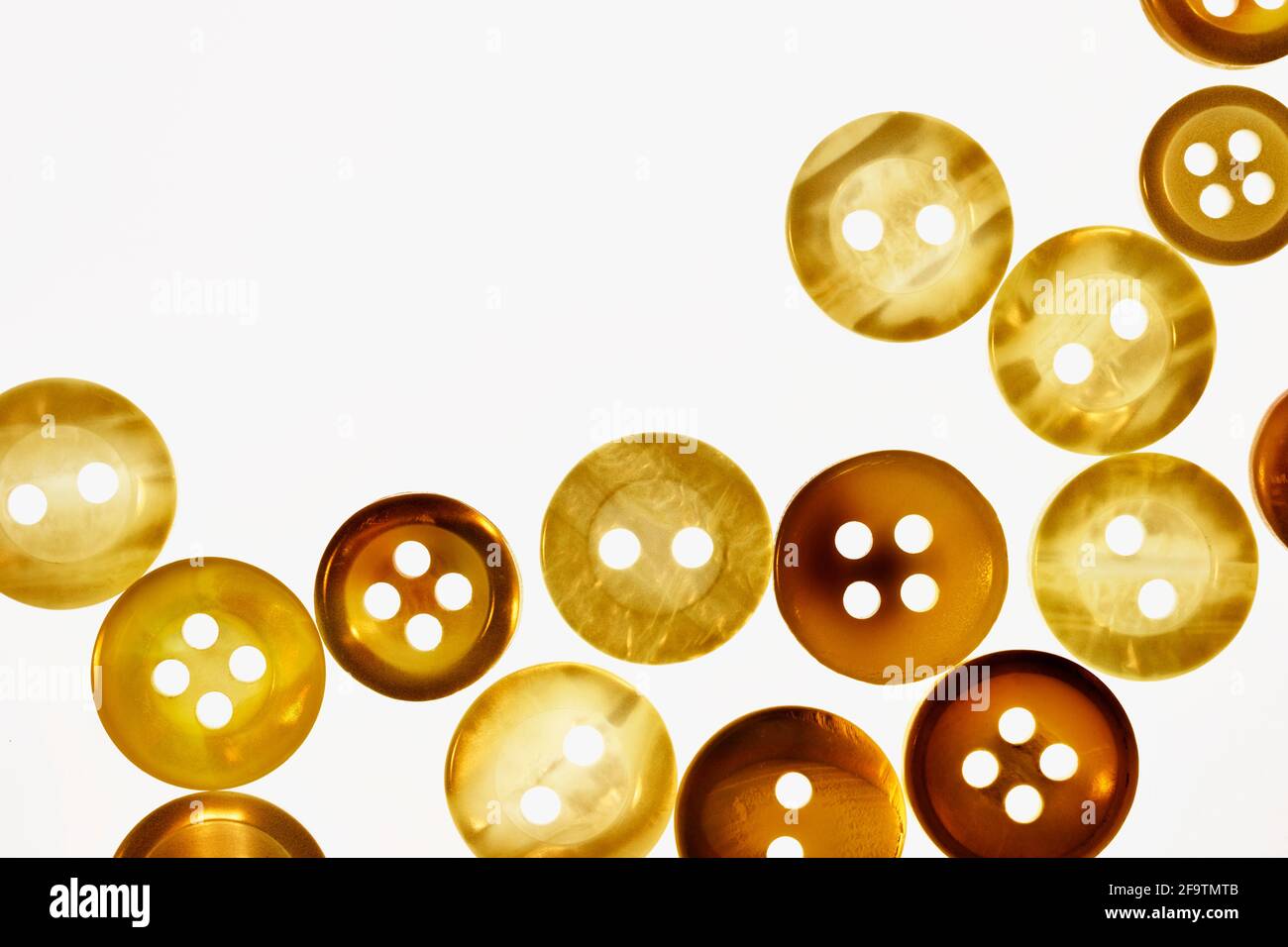 Boutons marron sur fond blanc , différentes tailles de boutons ronds lumineux Banque D'Images