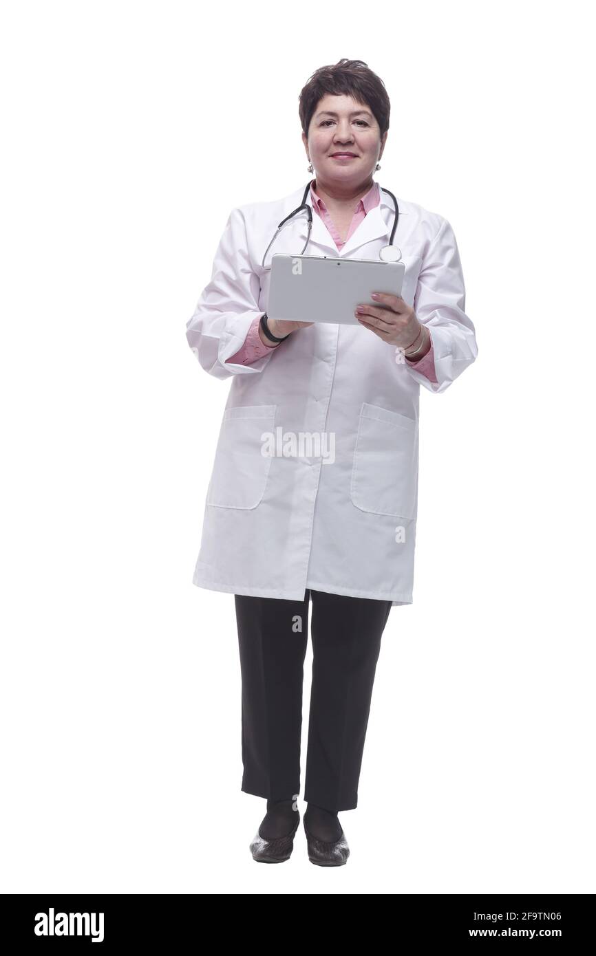 en pleine croissance. femme médecin lisant un message sur une tablette numérique. Banque D'Images
