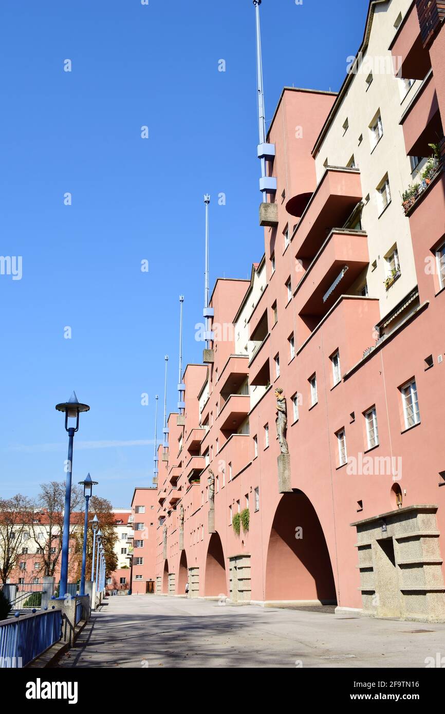 VIENNE, AUTRICHE - 13 SEPTEMBRE 2018 : Karl-Marx-Hof, un long bâtiment résidentiel dans le 19ème arrondissement (Döbling) de Vienne. Construit entre 1927 et 1930. Banque D'Images