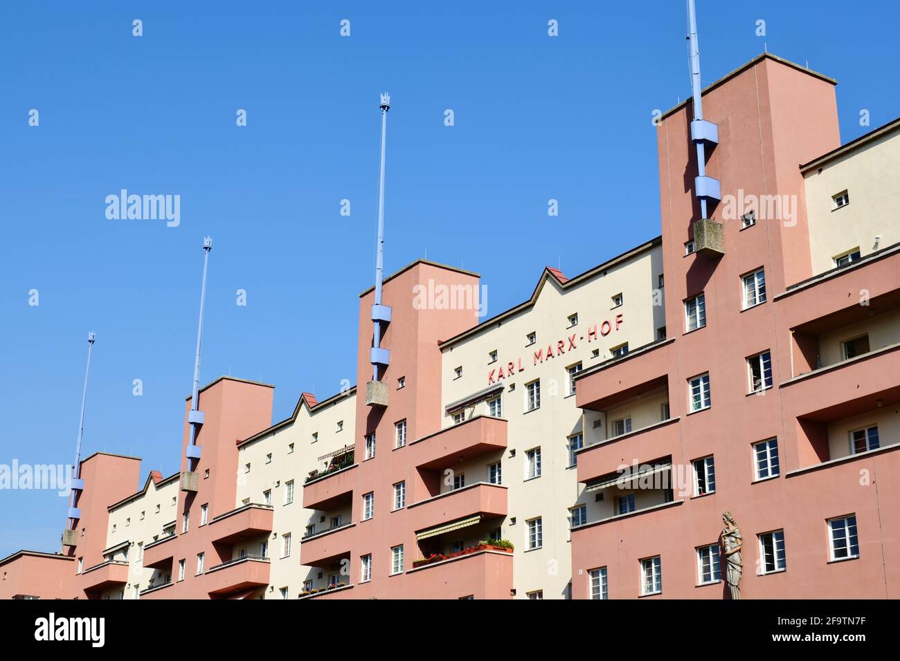 VIENNE, AUTRICHE - 13 SEPTEMBRE 2018 : Karl-Marx-Hof, un long bâtiment résidentiel dans le 19ème arrondissement (Döbling) de Vienne. Construit entre 1927 et 1930. Banque D'Images