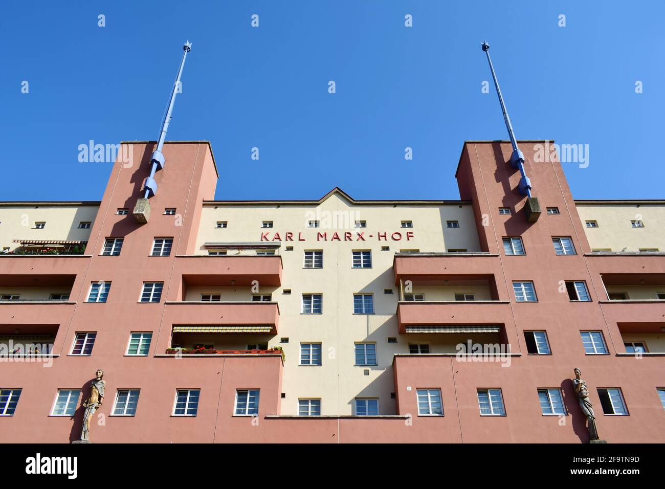 VIENNE, AUTRICHE - 13 SEPTEMBRE 2018 : Karl-Marx-Hof, un long bâtiment résidentiel dans le 19ème arrondissement (Döbling) de Vienne. Construit entre 1927 et 1930. Banque D'Images
