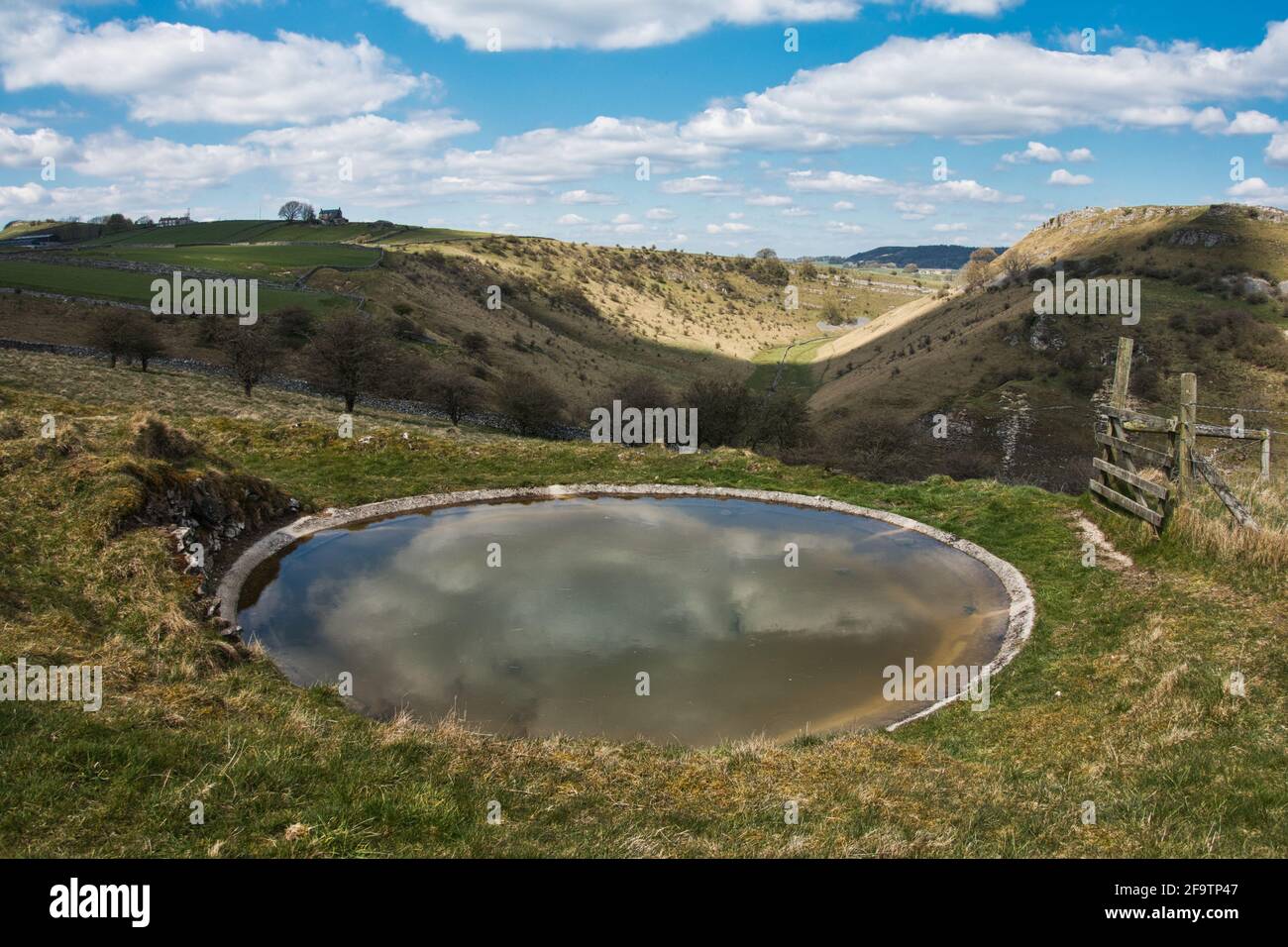 Le Peak District. Tansley Dale. Bassin de rosée au-dessus de Cressbrook Dale dans le Derbyshire Peak District. Banque D'Images