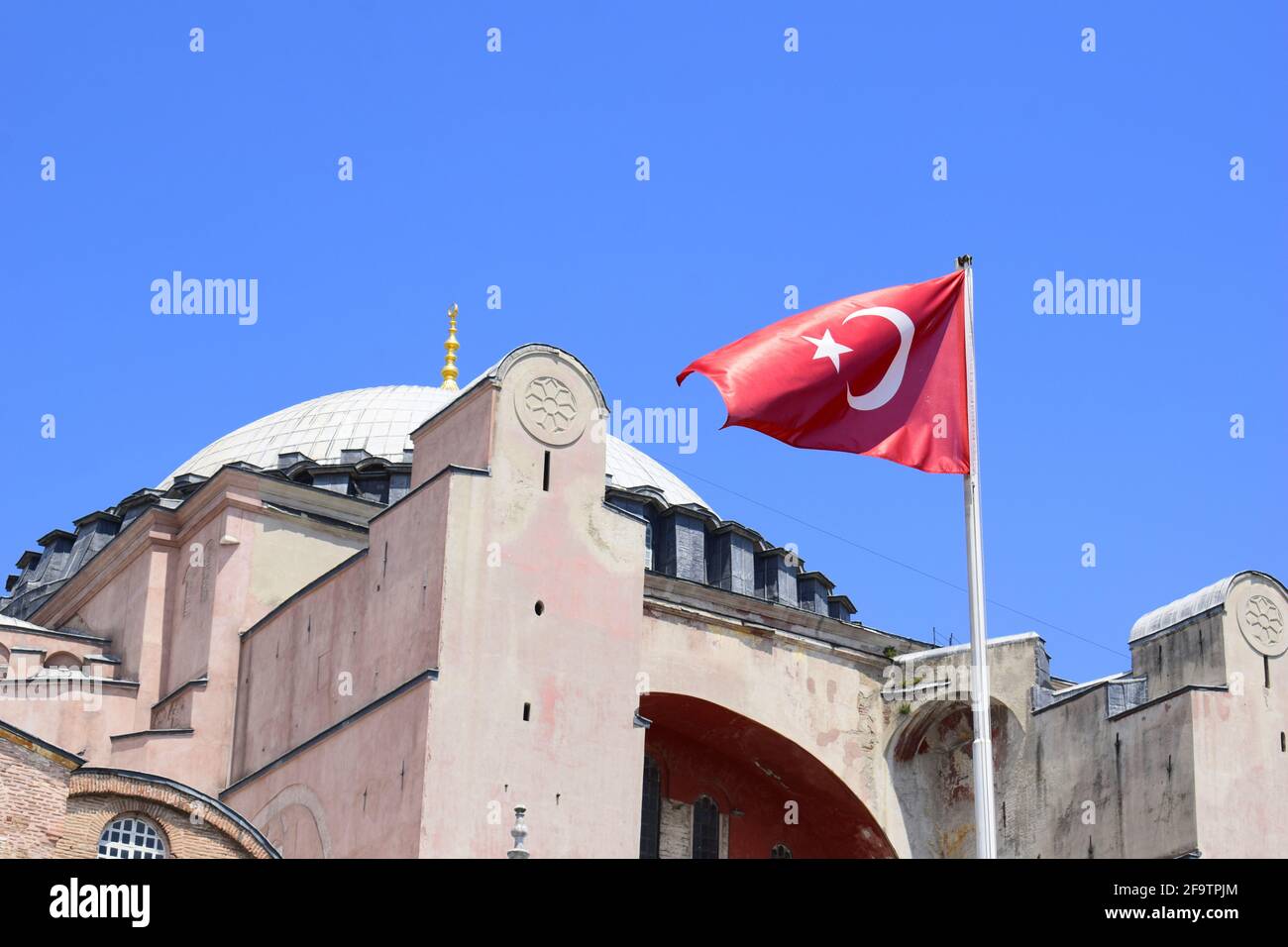 Pavillon turc en face de Sainte-Sophie (construite au 6ème siècle après J.-C.) à Istanbul, Turquie. Vu de l'extérieur du complexe. Banque D'Images