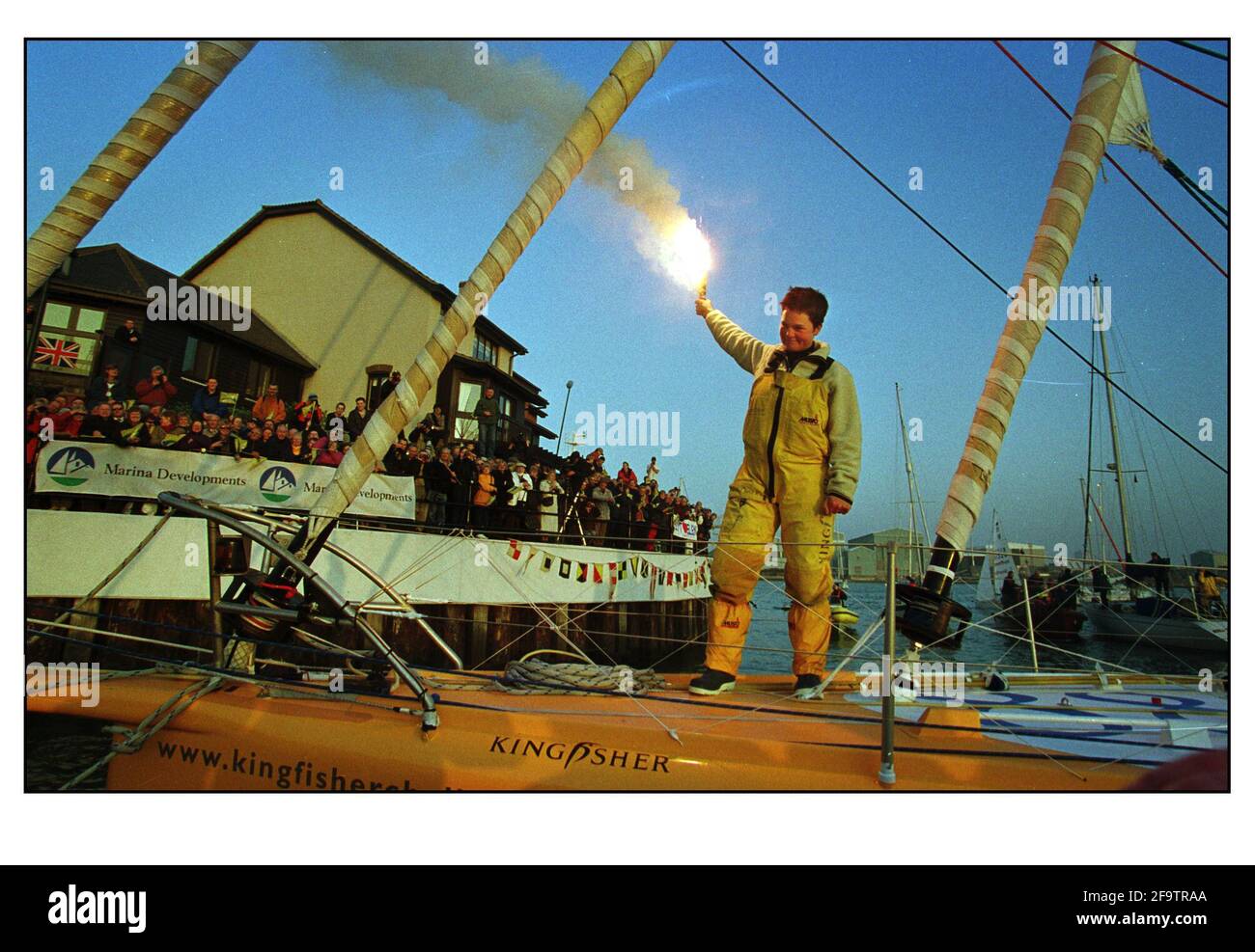 Yachtswoman Ellen MacArthur arrive en Angleterre après sa fin record dans la course Vendee Globe aujourd'hui jeudi 15 février 2001. L'homme de 24 ans du Derbyshire est devenu la plus jeune et la plus rapide femme à parcourir le monde d'une seule main. Ellen a navigué dans le Solent en passant le phare de Needles jusqu'à Southampton Water, en arrivant à Ocean Village Marina Southampton Banque D'Images