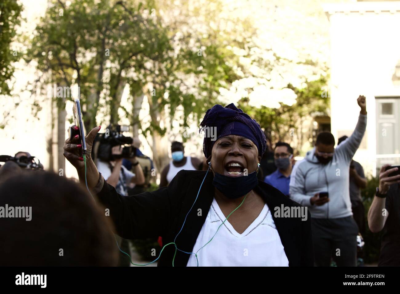 Washington, DC, Etats-Unis, 20 avril 2021. En photo : Lisa Robinson, de Washington, DC, célèbre dans Black Lives Matter Plaza, après qu'un jury de Minneapolis ait envoyé un message puissant que Black Lives a l'importance, avec la condamnation de l'ancien policier Derek Chauvin pour le meurtre de George Floyd. Crédit : Allison C Bailey/Alay Live News Banque D'Images