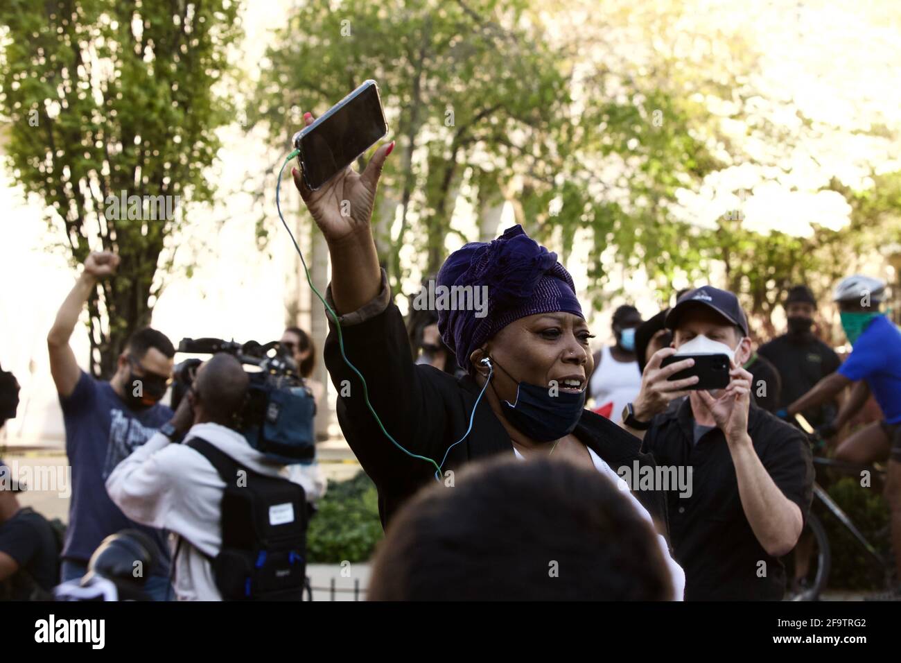 Washington, DC, Etats-Unis, 20 avril 2021. En photo : Lisa Robinson, de Washington, DC, célèbre dans Black Lives Matter Plaza, après qu'un jury de Minneapolis ait envoyé un message puissant que Black Lives a l'importance, avec la condamnation de l'ancien policier Derek Chauvin pour le meurtre de George Floyd. Crédit : Allison C Bailey/Alay Live News Banque D'Images